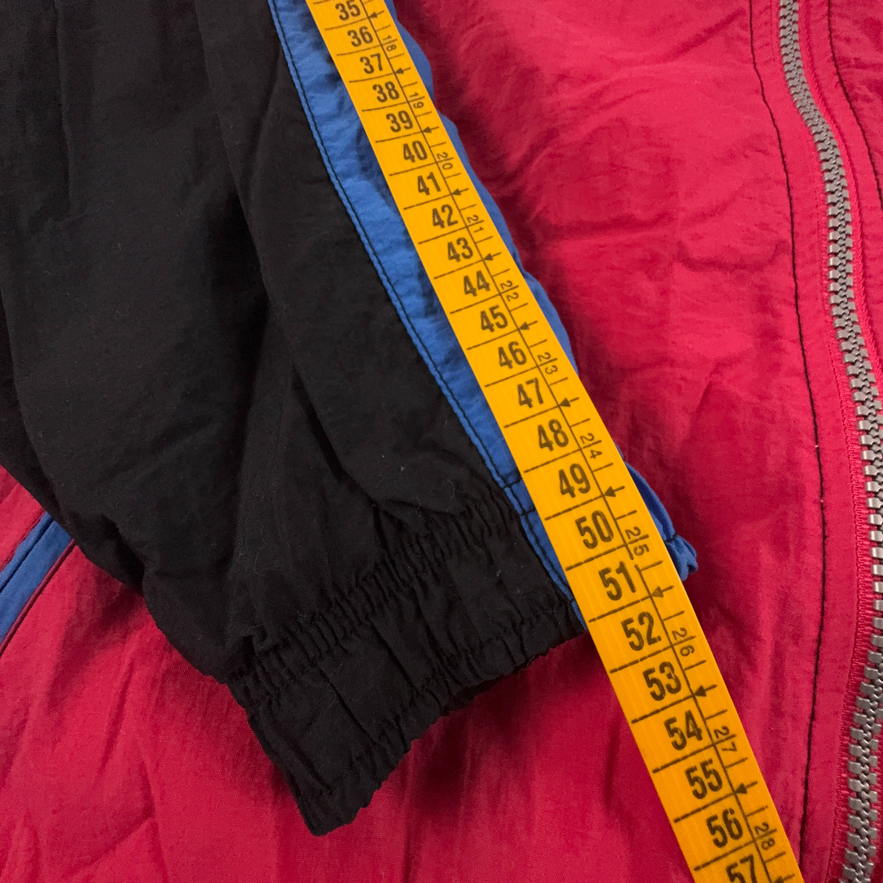 Giacca a vento Karhu Vintage rossa nera e blu con ricamo e zip anni 80 90 - Taglia M uomo