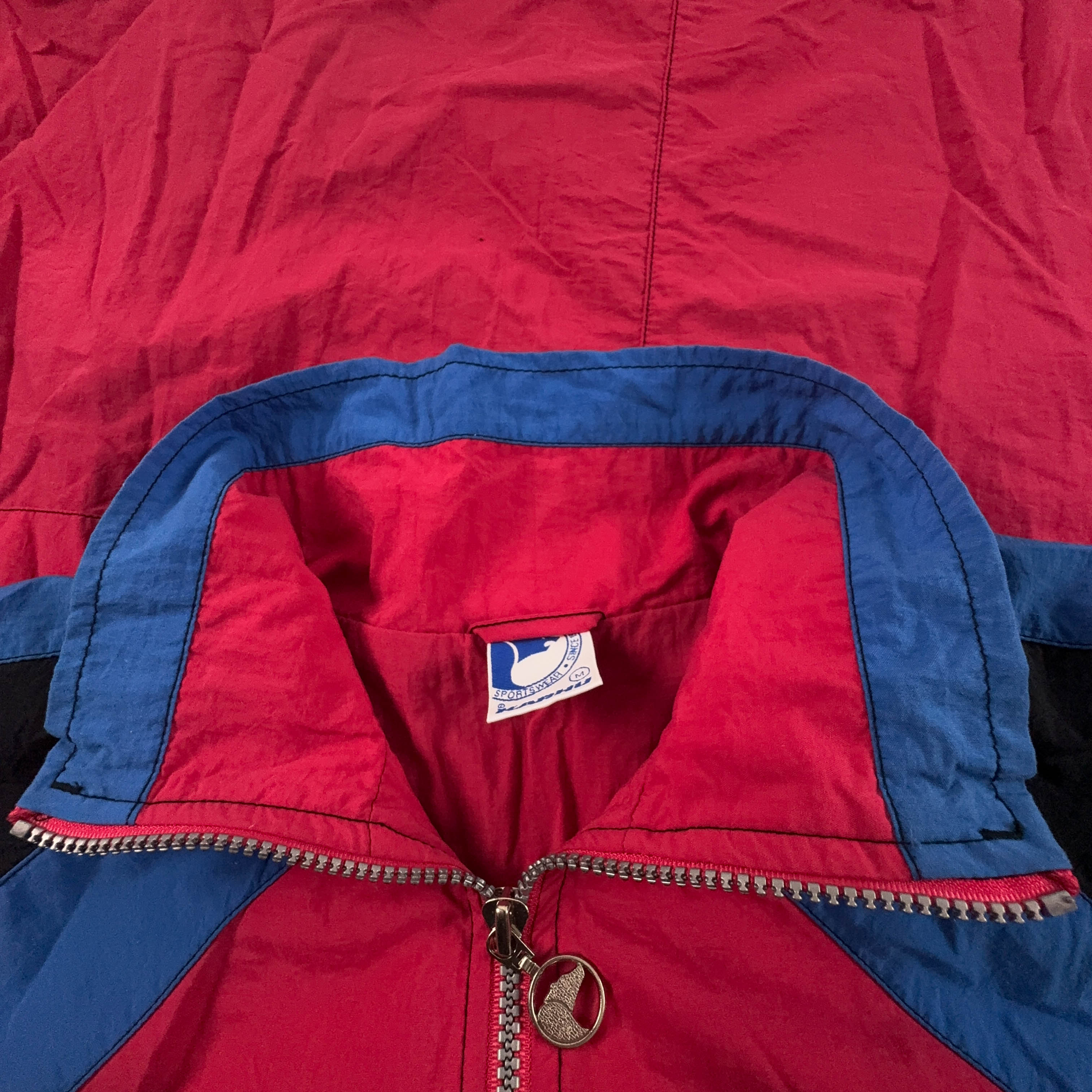 Giacca a vento Karhu Vintage rossa nera e blu con ricamo e zip anni 80 90 - Taglia M uomo