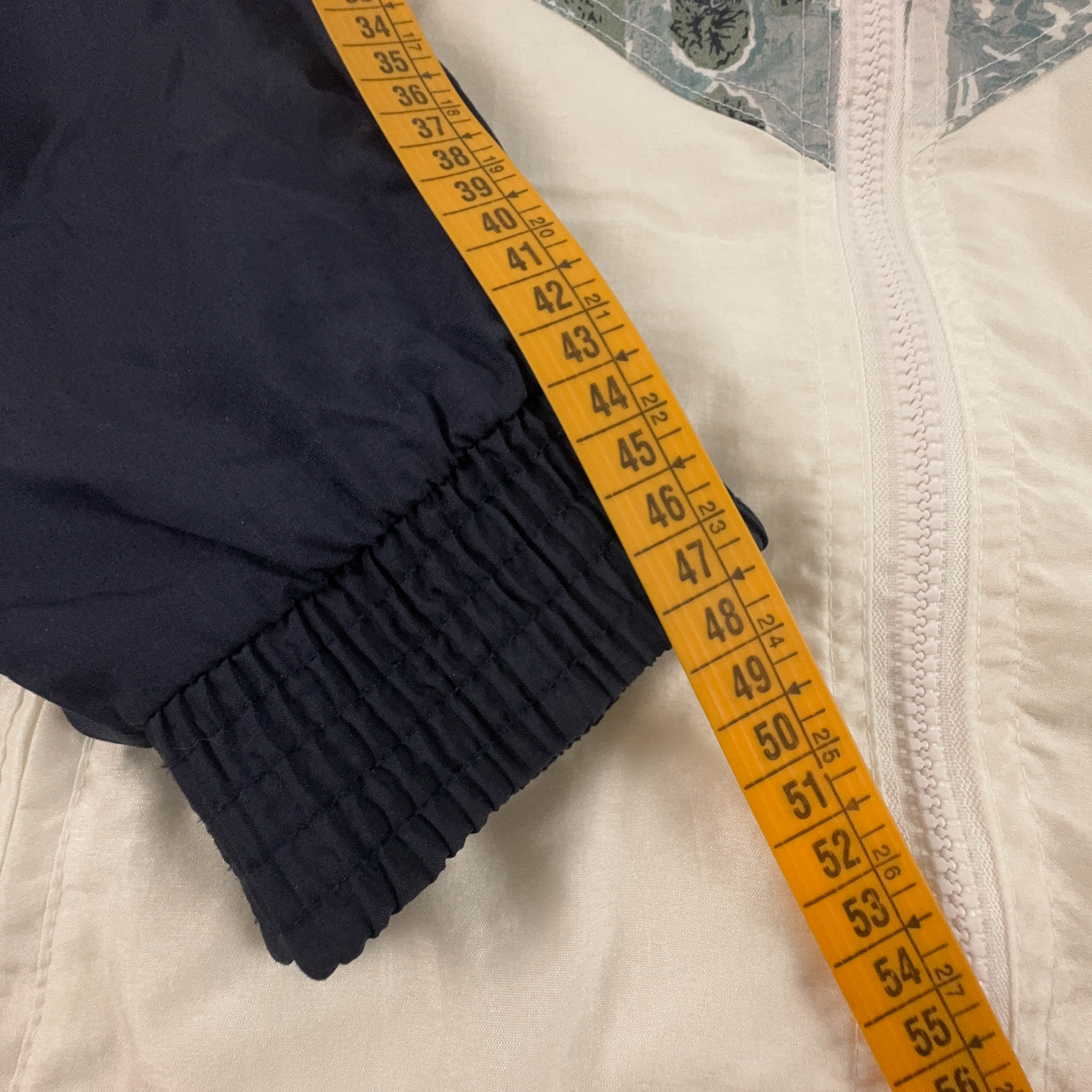 Giacca a vento Vintage bianca e blu a fantasia con zip anni 80 90 - Taglia S uomo