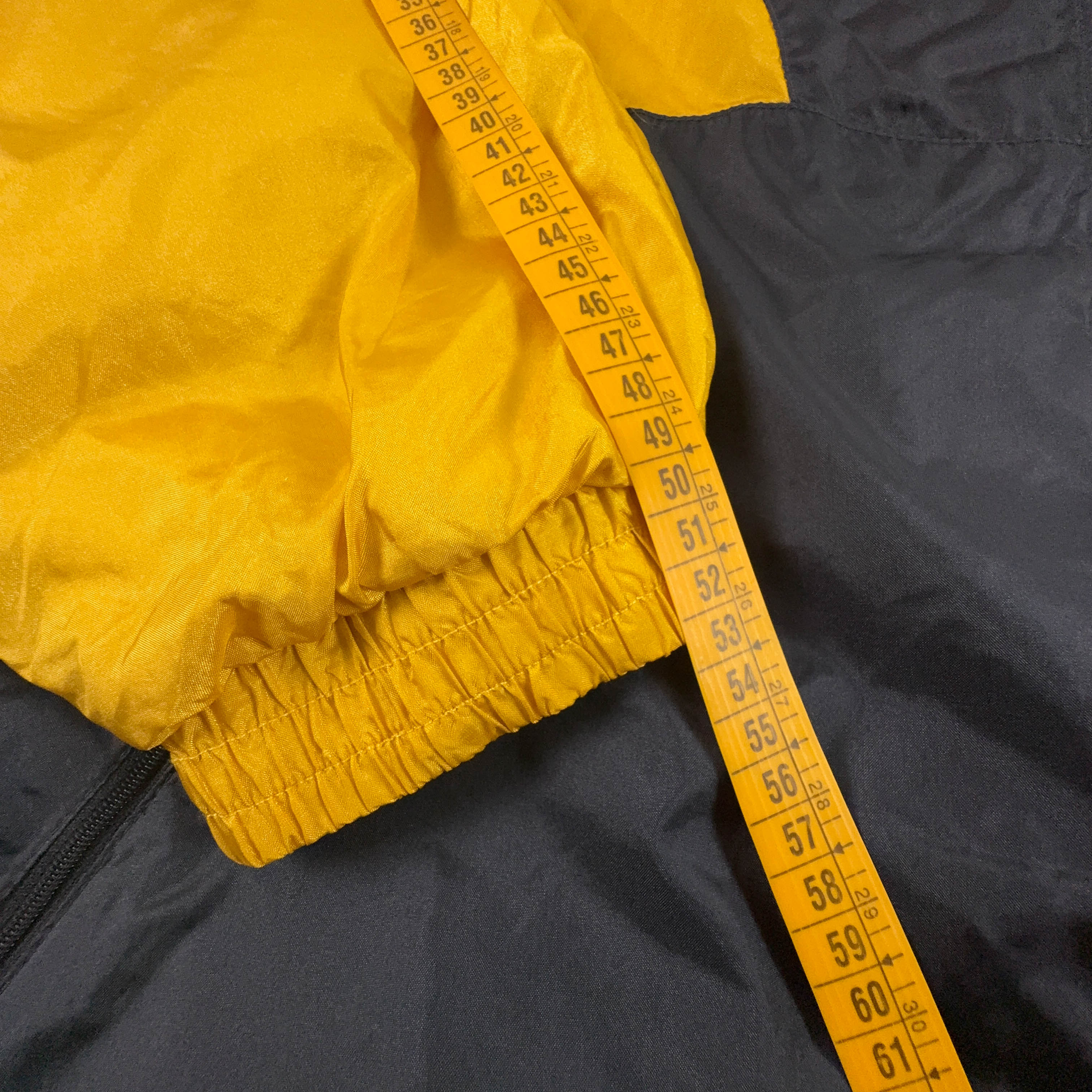 Giacca a vento Vintage gialla e nera geometrica con zip anni 80 90 - Taglia XL/XXL uomo