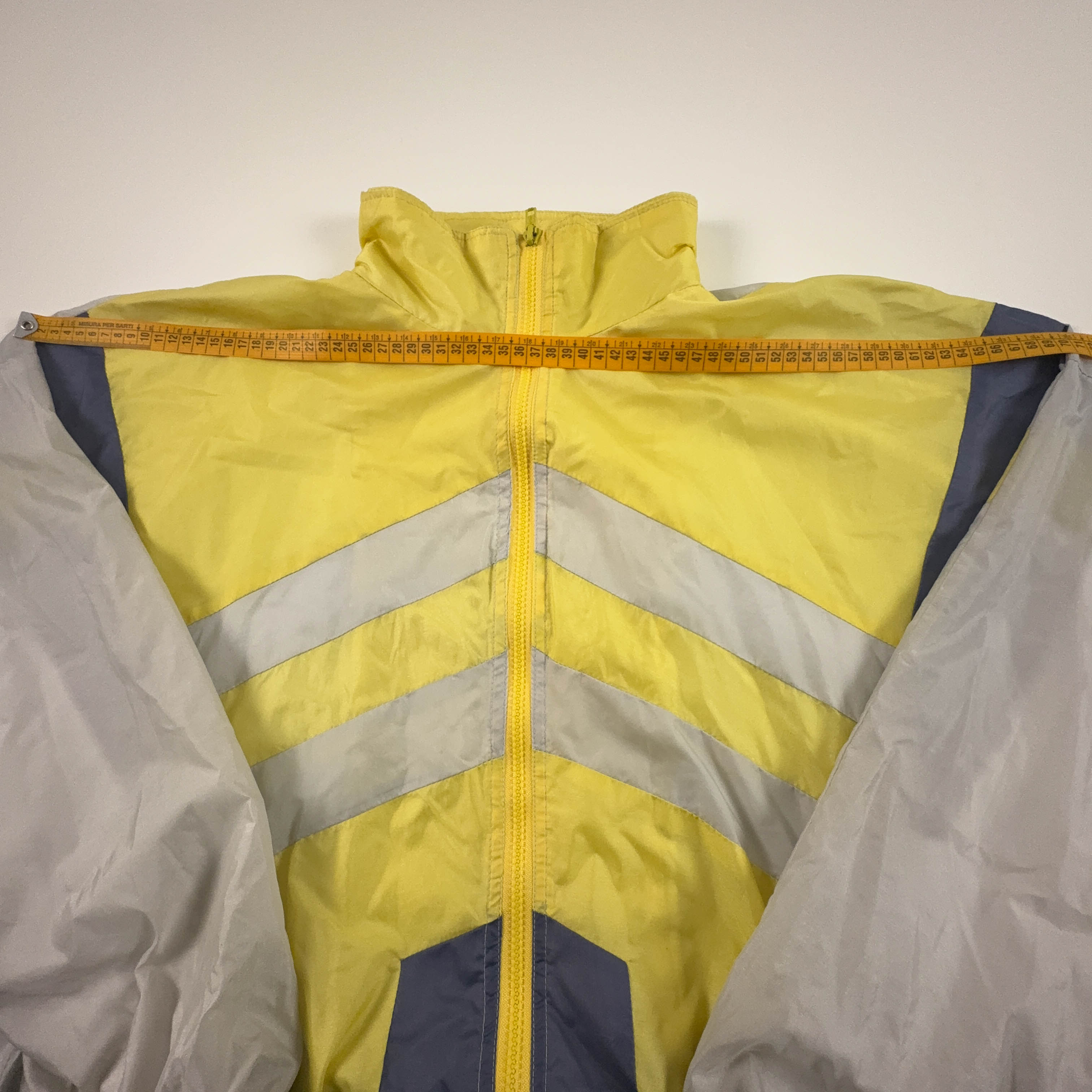 Giacca a vento Vintage gialla e grigia geometrica con zip anni 80 90 - Taglia L uomo