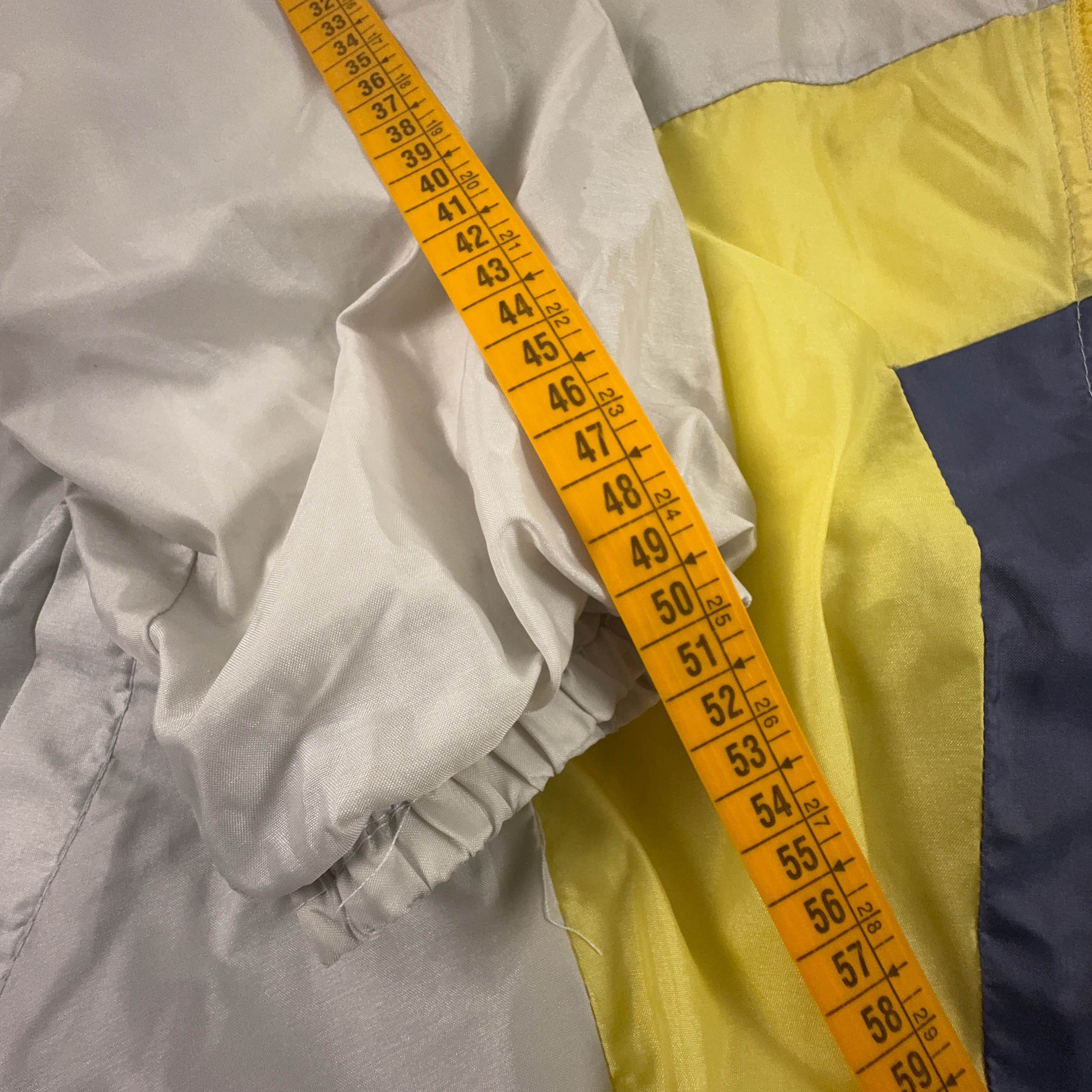Giacca a vento Vintage gialla e grigia geometrica con zip anni 80 90 - Taglia L uomo