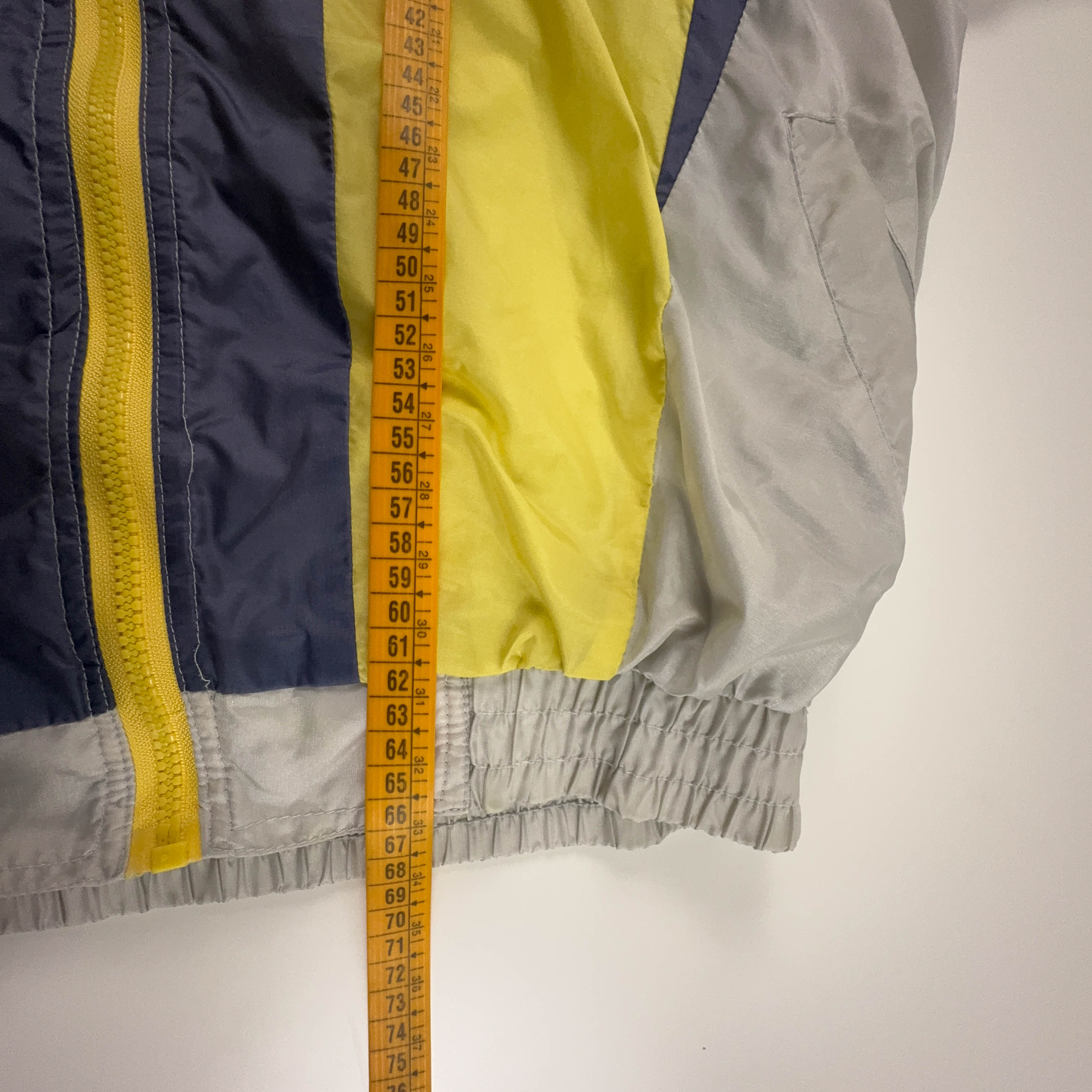Giacca a vento Vintage gialla e grigia geometrica con zip anni 80 90 - Taglia L uomo