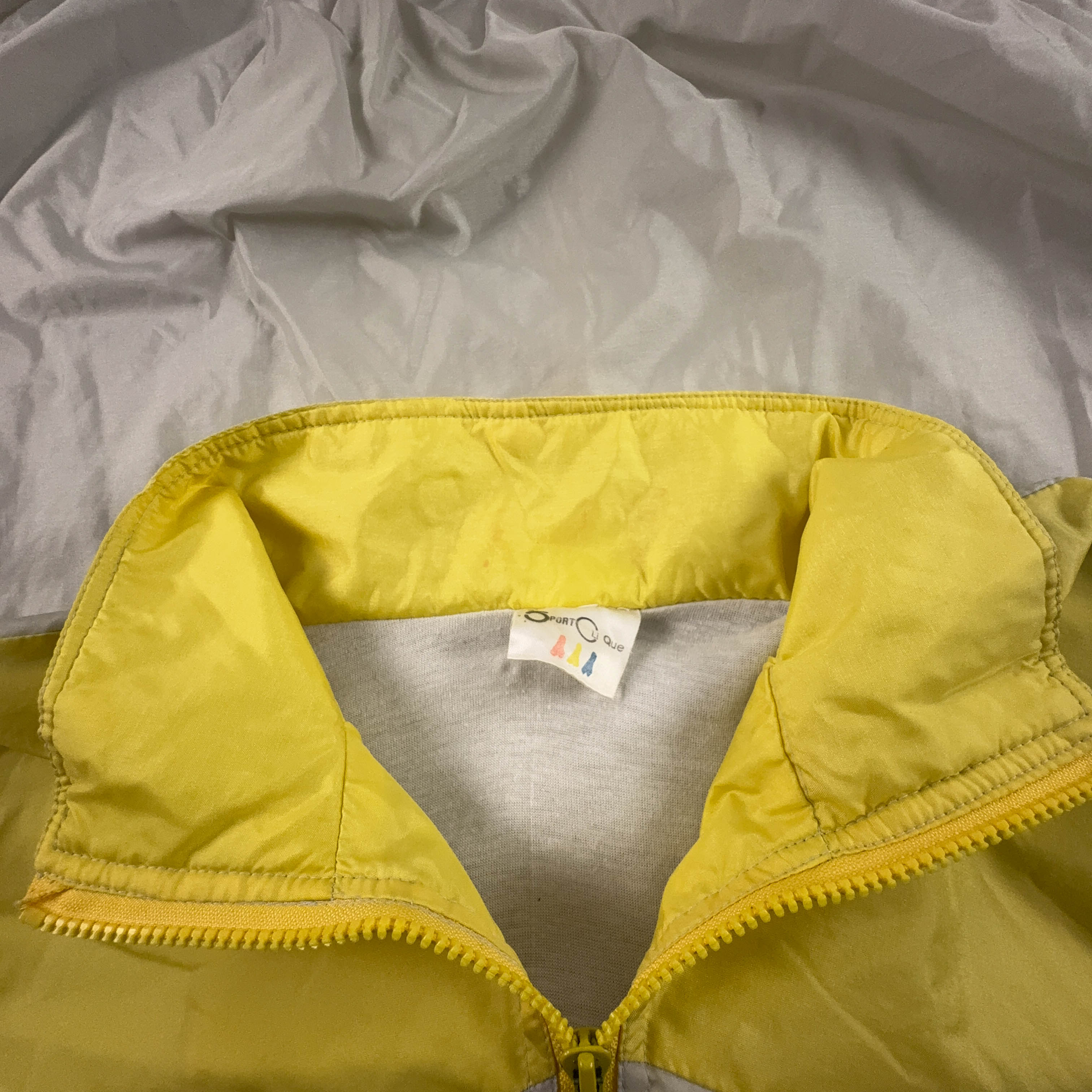 Giacca a vento Vintage gialla e grigia geometrica con zip anni 80 90 - Taglia L uomo