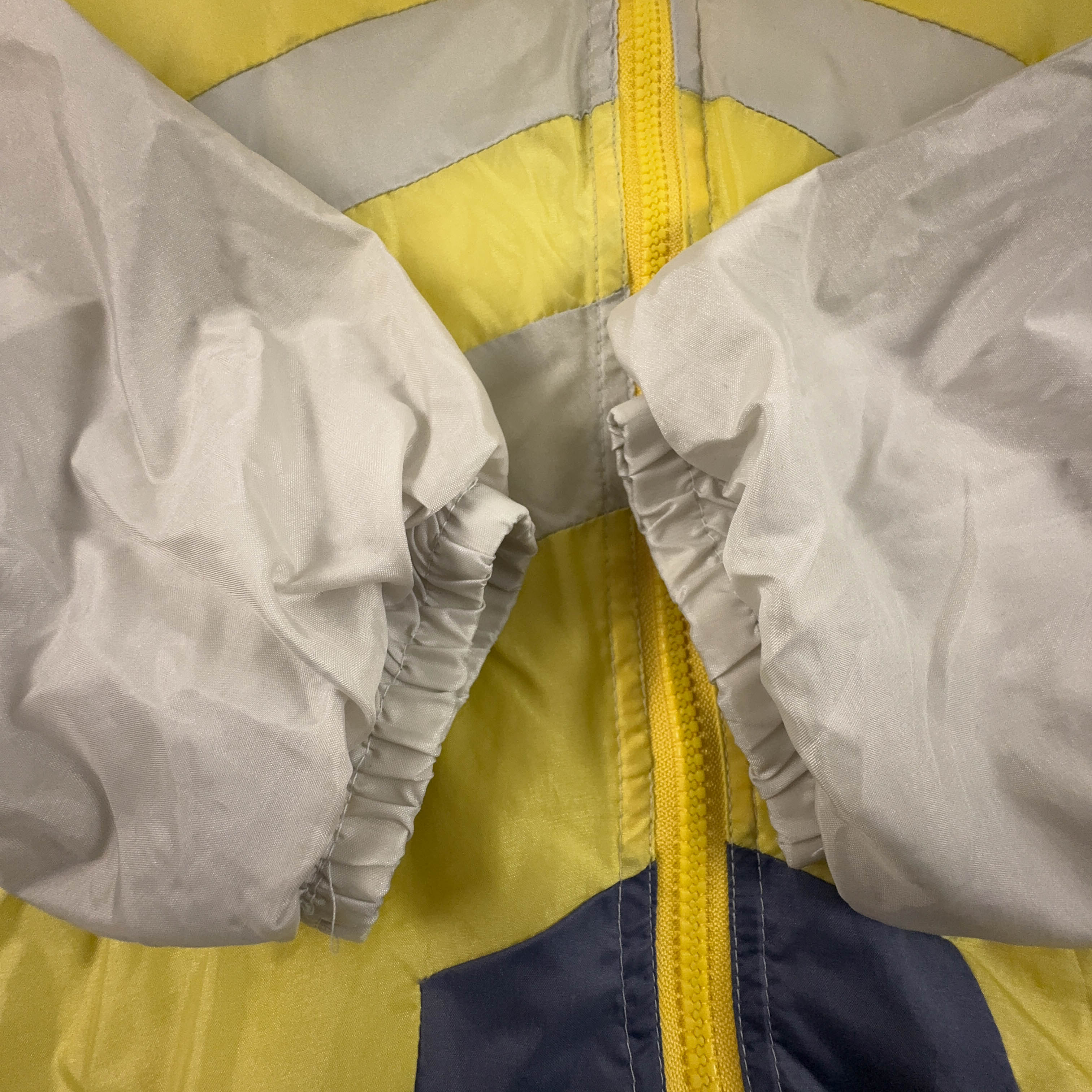 Giacca a vento Vintage gialla e grigia geometrica con zip anni 80 90 - Taglia L uomo