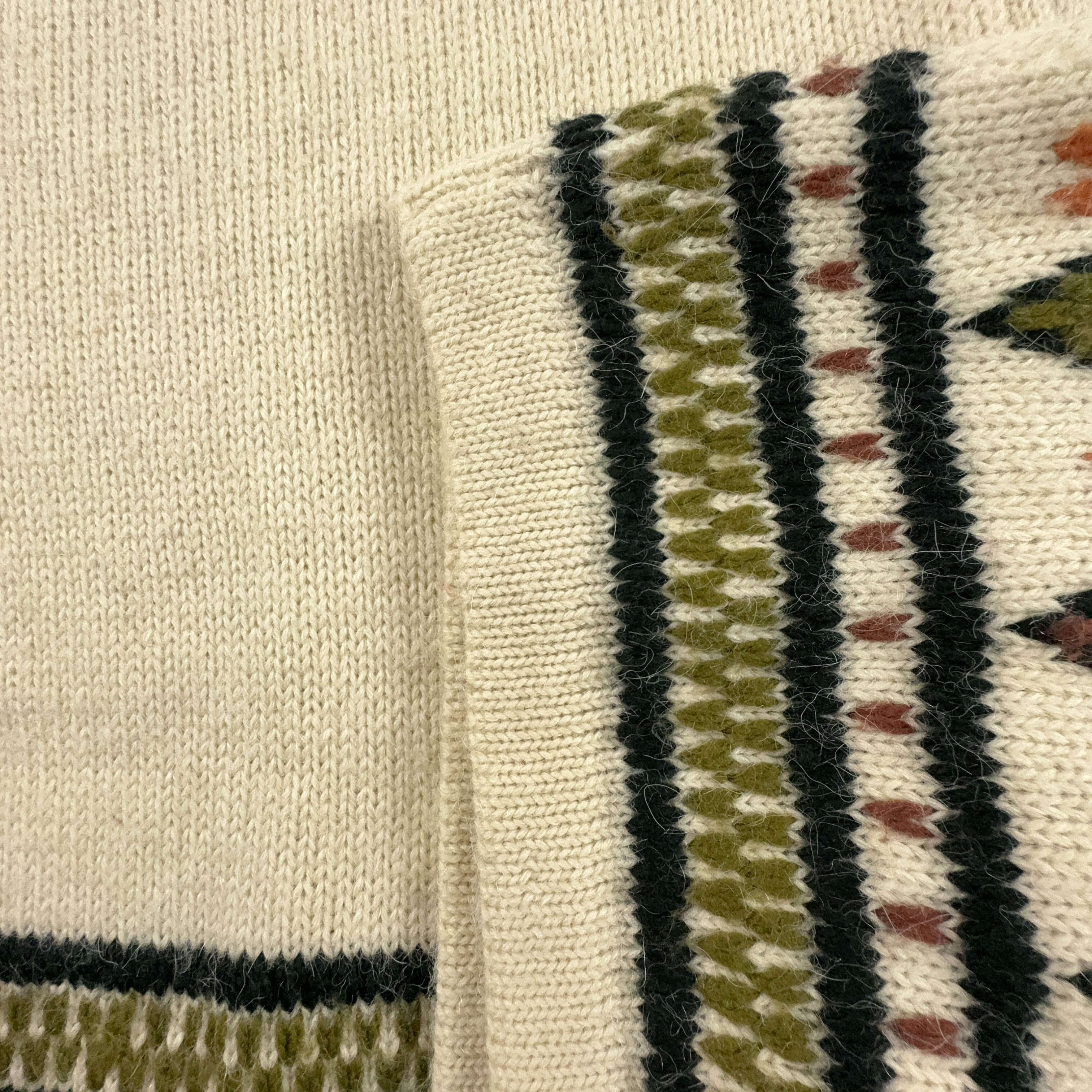 Vintage 100% wool beige patterned sweater with wide sleeves and buttons - Size XXL women