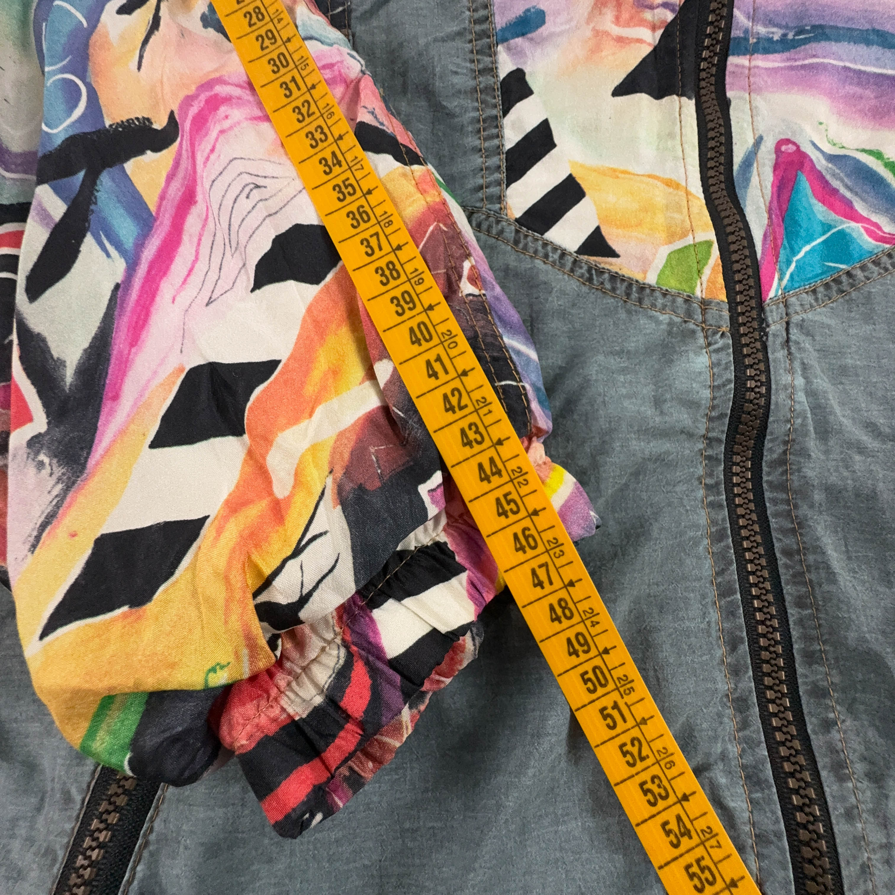 Giacca a vento Vintage grigia a fantasia multicolore anni 80 90 - Taglia S/M uomo