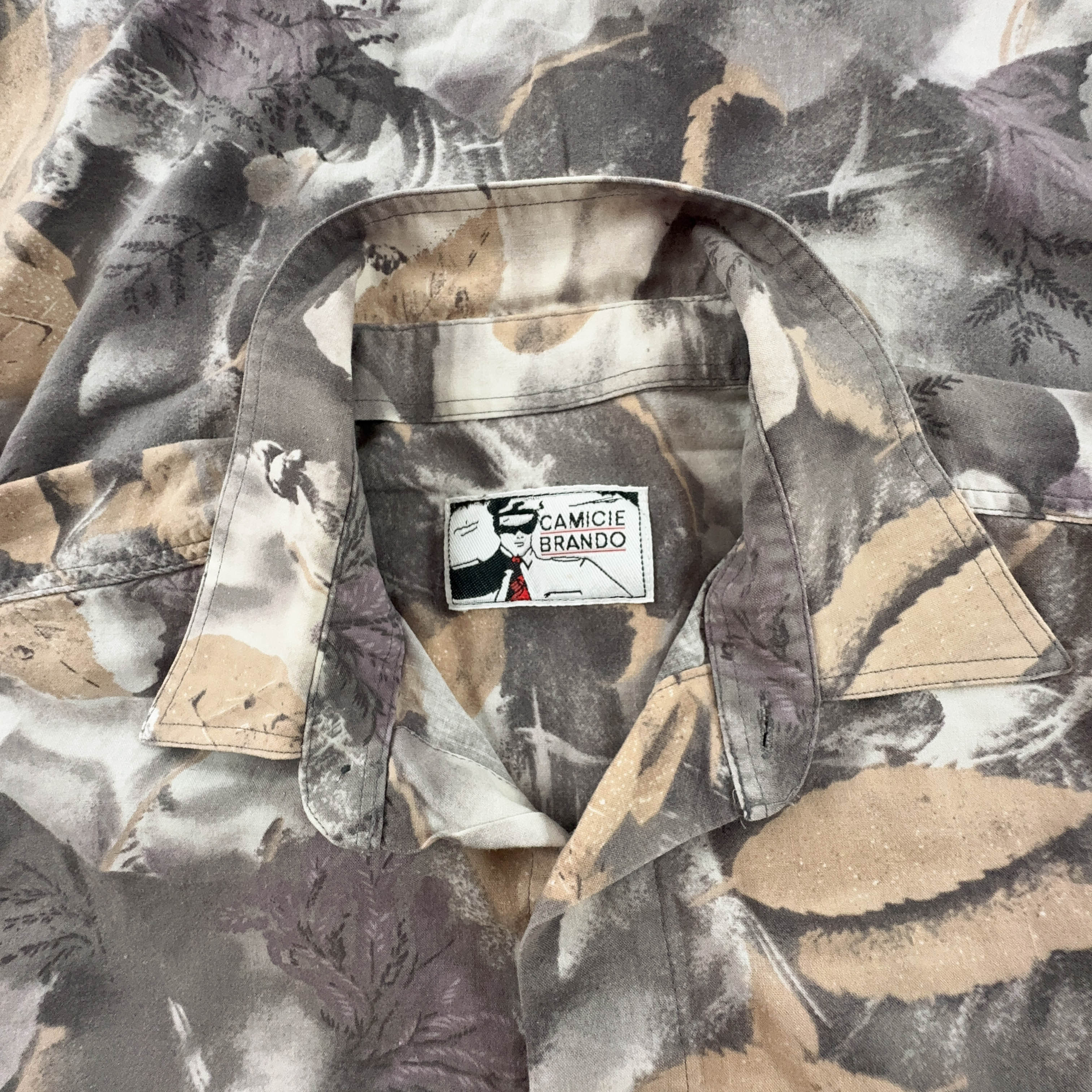 Un Vestito Una Camicetta Scollata E Senza Maniche Cruciverba T