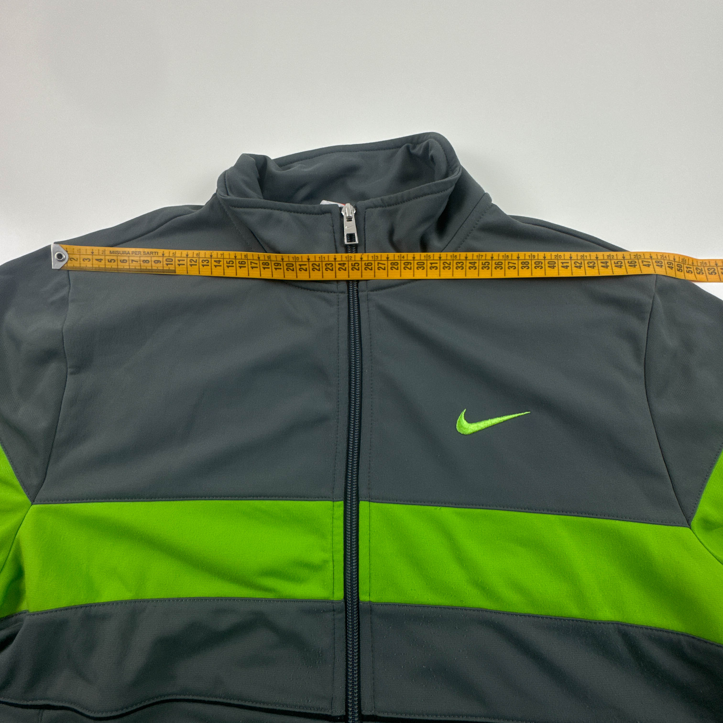 Felpa Nike Vintage grigia e verde con logo ricamato e zip anni 00 - Taglia L uomo