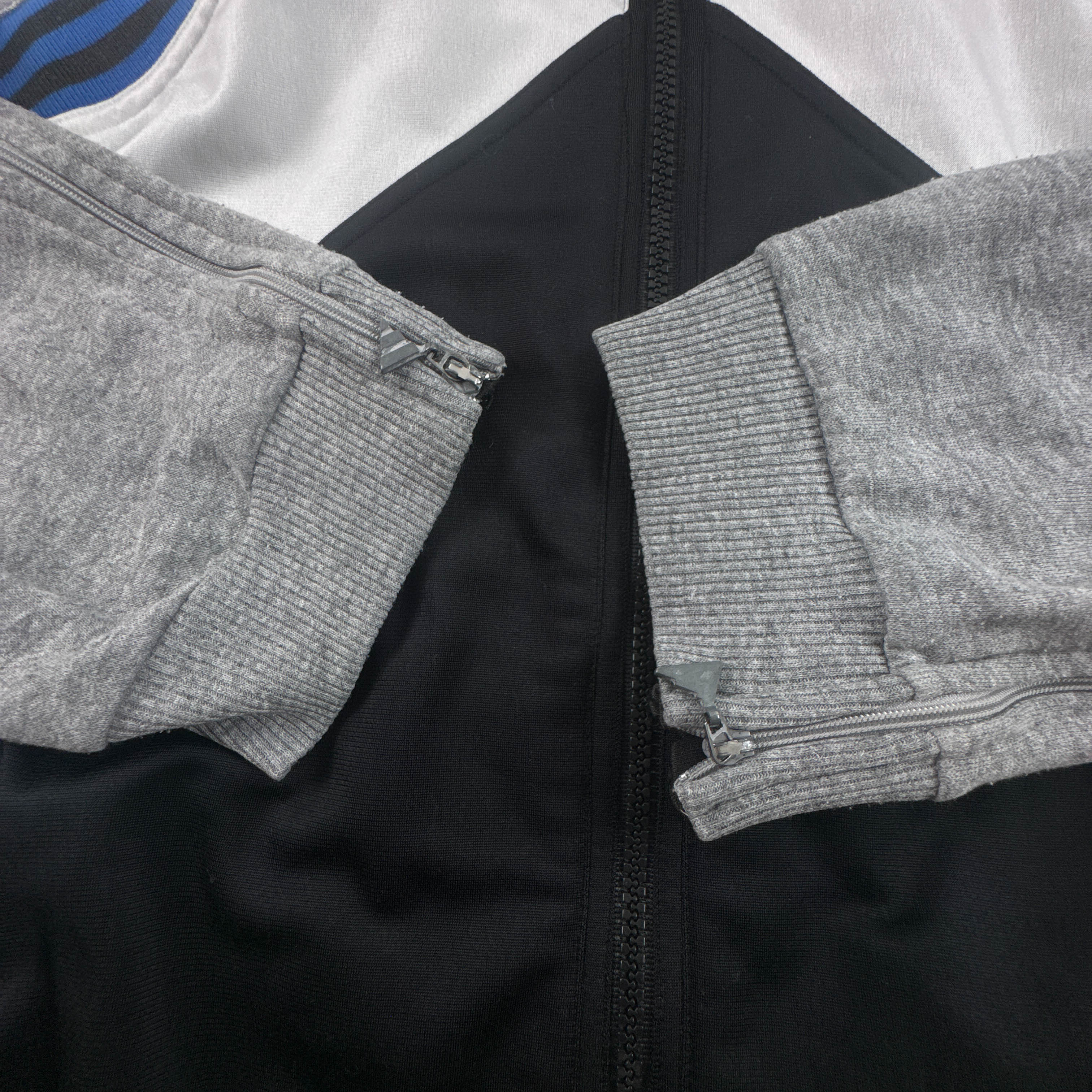 Felpa Adidas Vintage nera grigia e blu con zip e ricamo anni 80 90 - Taglia L uomo