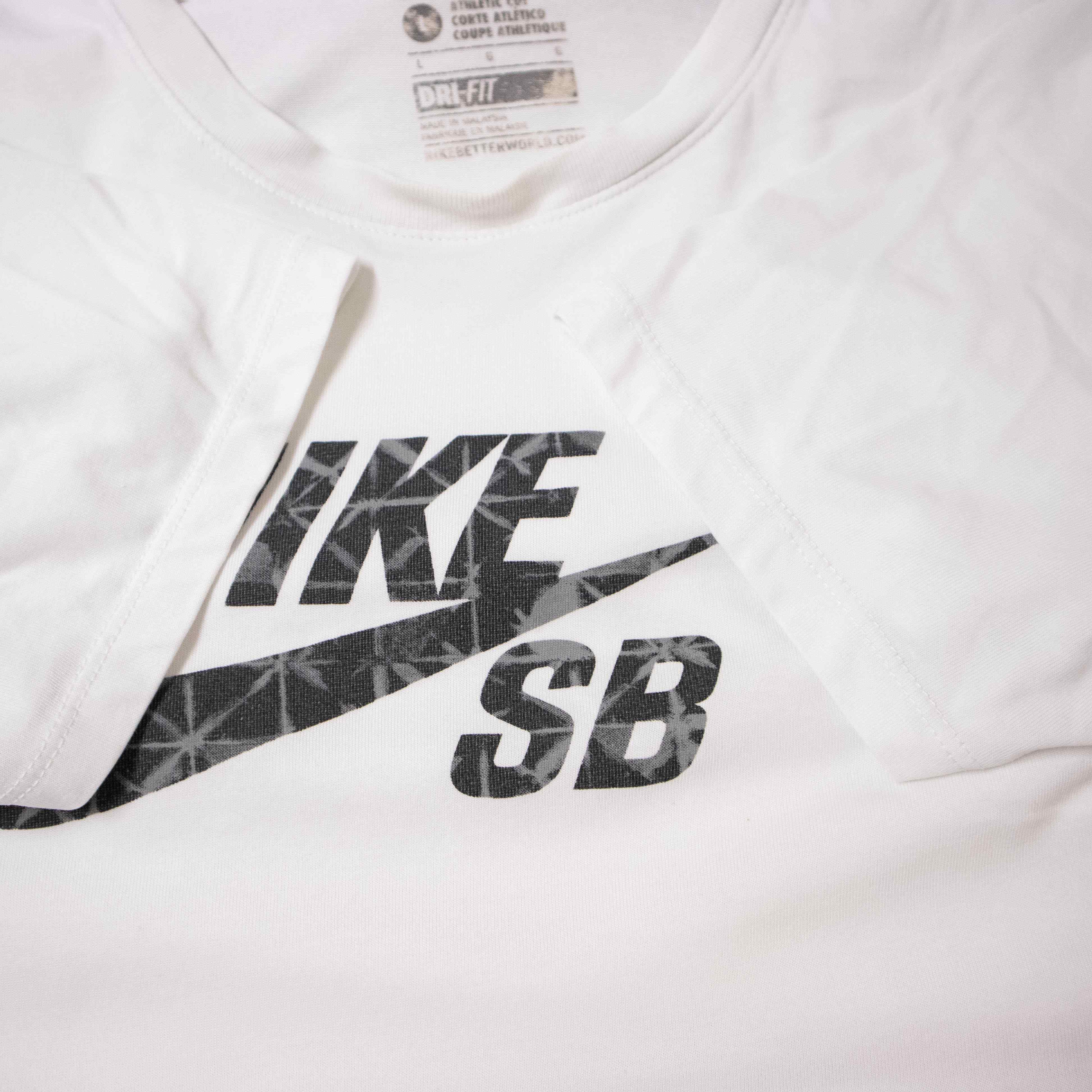 Nike T-Shirt - Size L