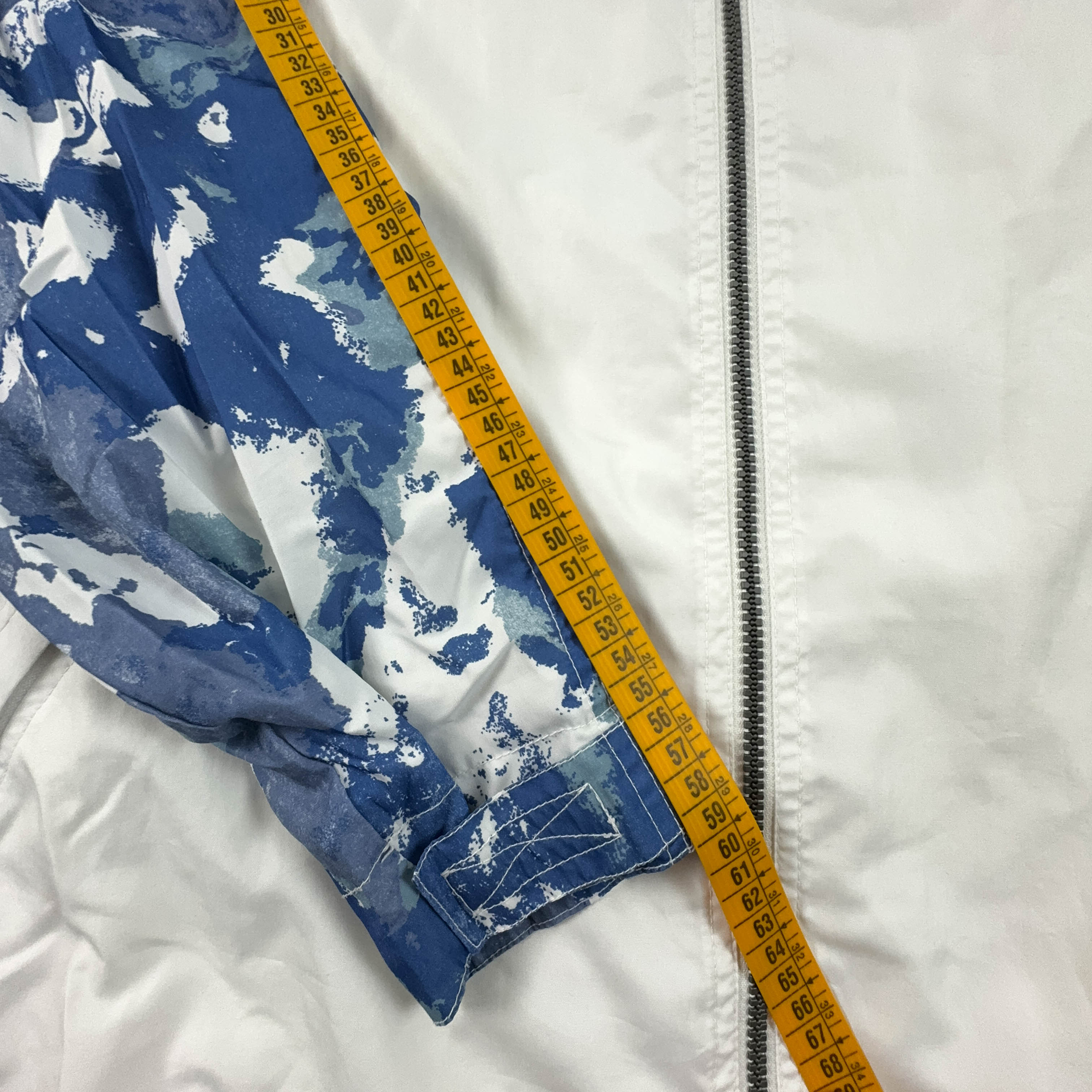 Giacca a vento Vintage bianca e blu a fantasia con zip anni 90 - Taglia XL uomo