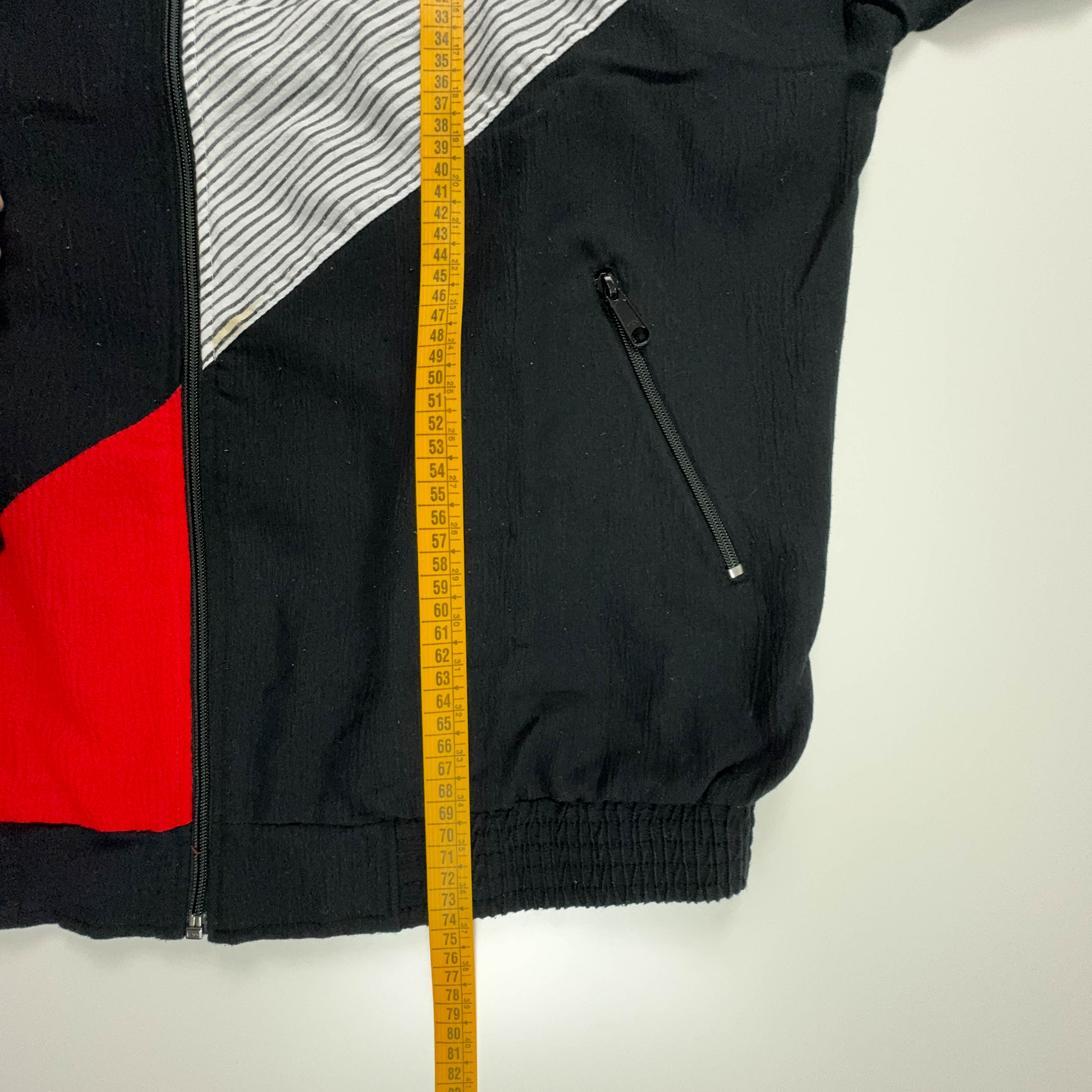 Giacca a vento Vintage nera e rossa geometrica con zip anni 90 - Taglia XL/XXL uomo