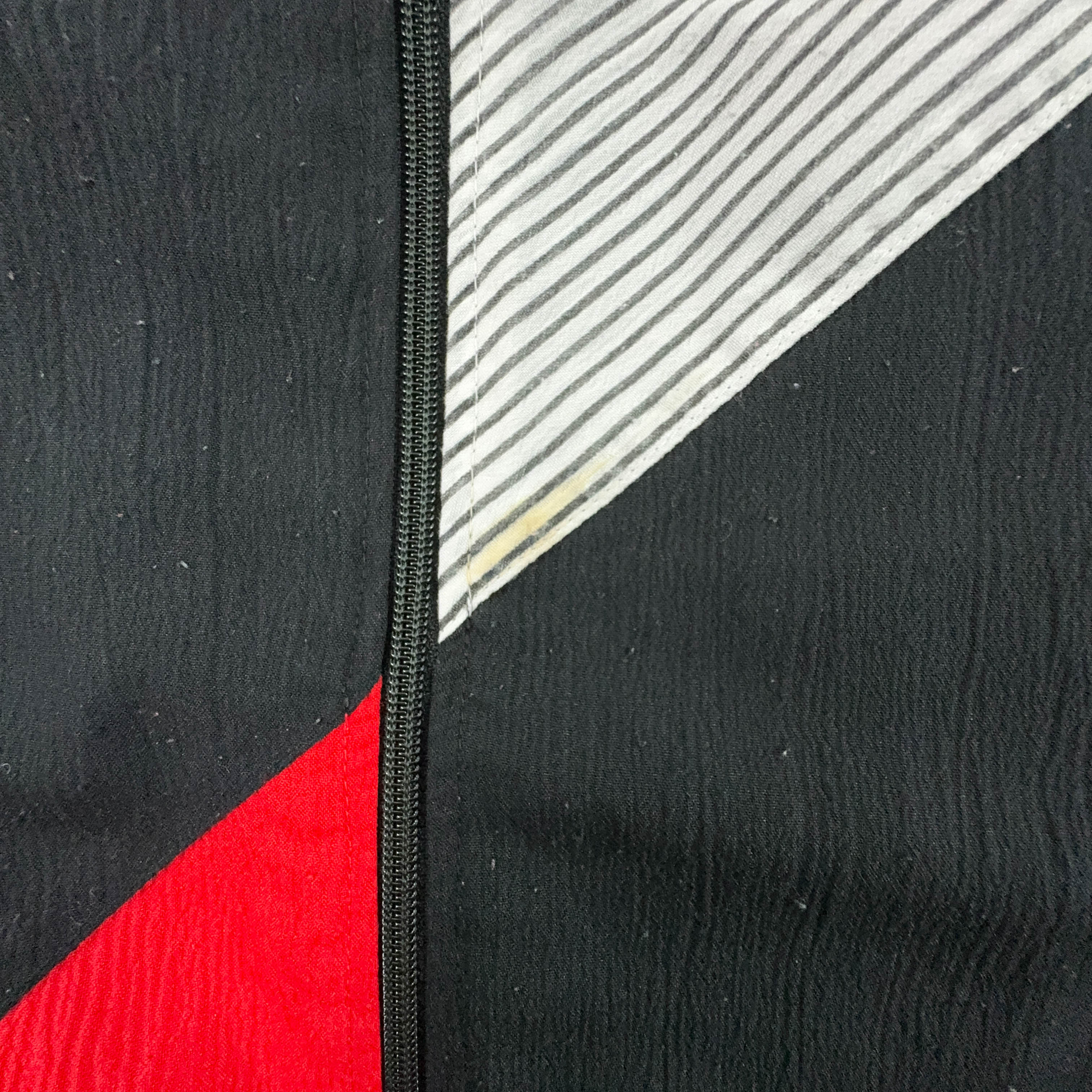 Giacca a vento Vintage nera e rossa geometrica con zip anni 90 - Taglia XL/XXL uomo