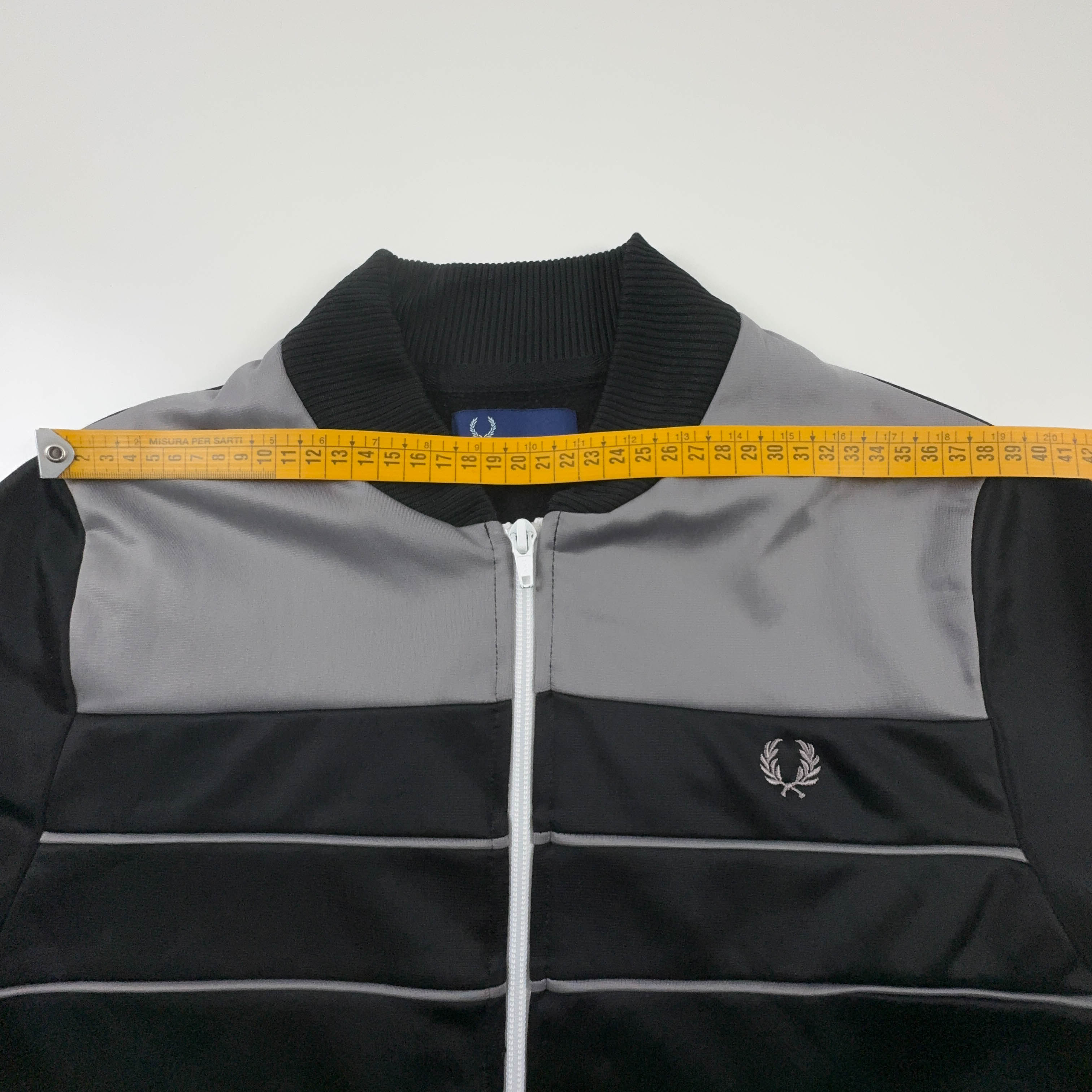 Felpa Fred Perry nera e grigia con zip e logo ricamato - Taglia S uomo