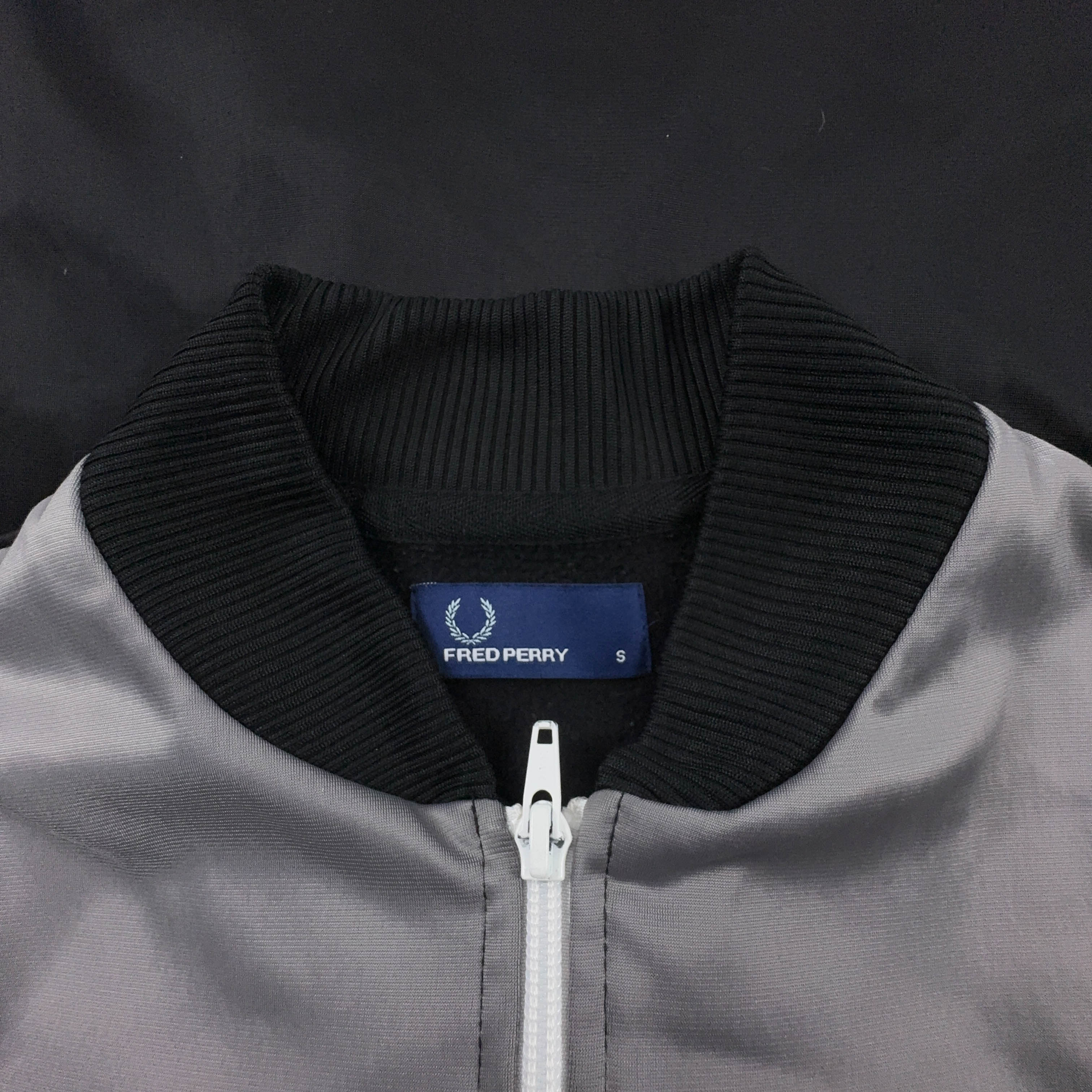 Felpa Fred Perry nera e grigia con zip e logo ricamato - Taglia S uomo