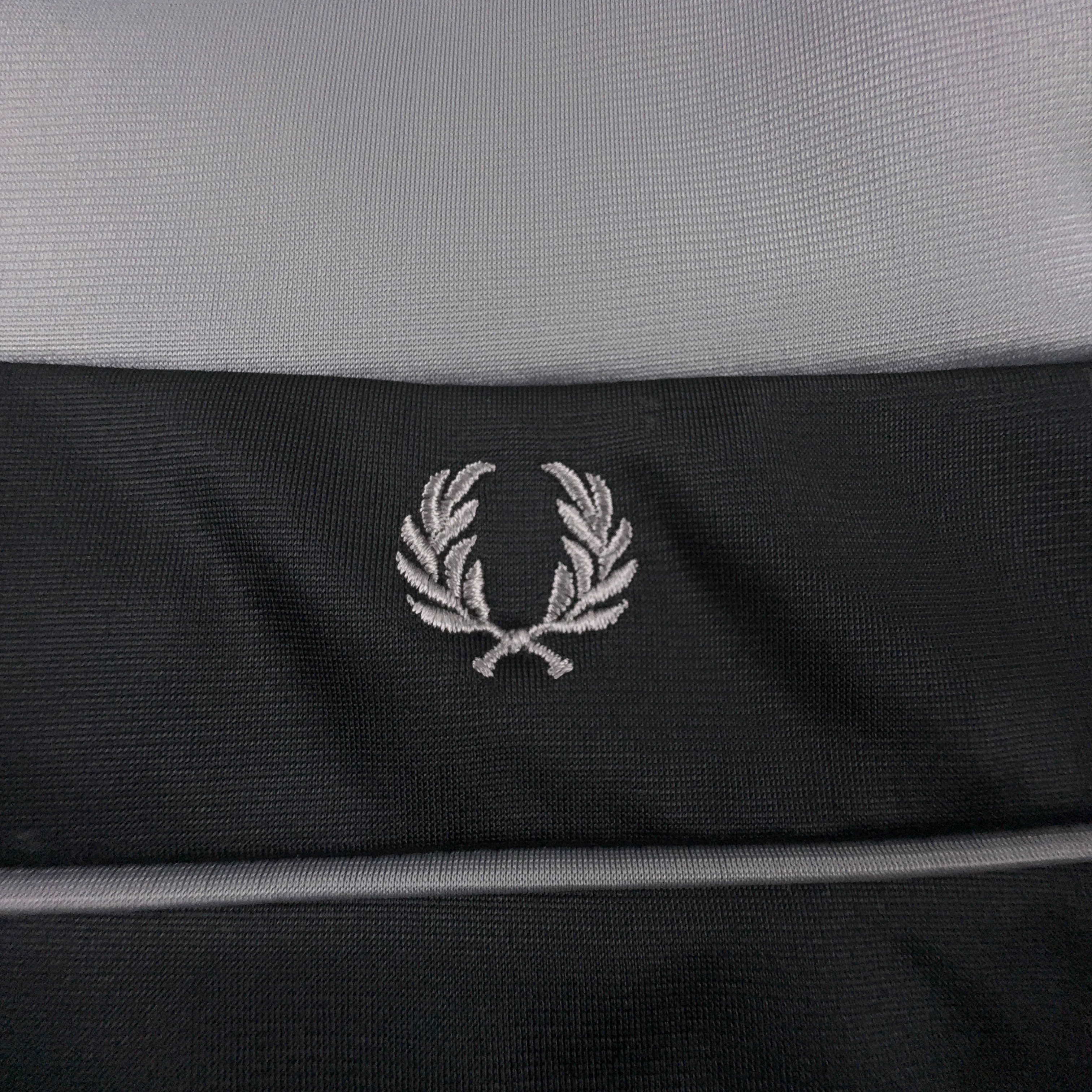 Felpa Fred Perry nera e grigia con zip e logo ricamato - Taglia S uomo