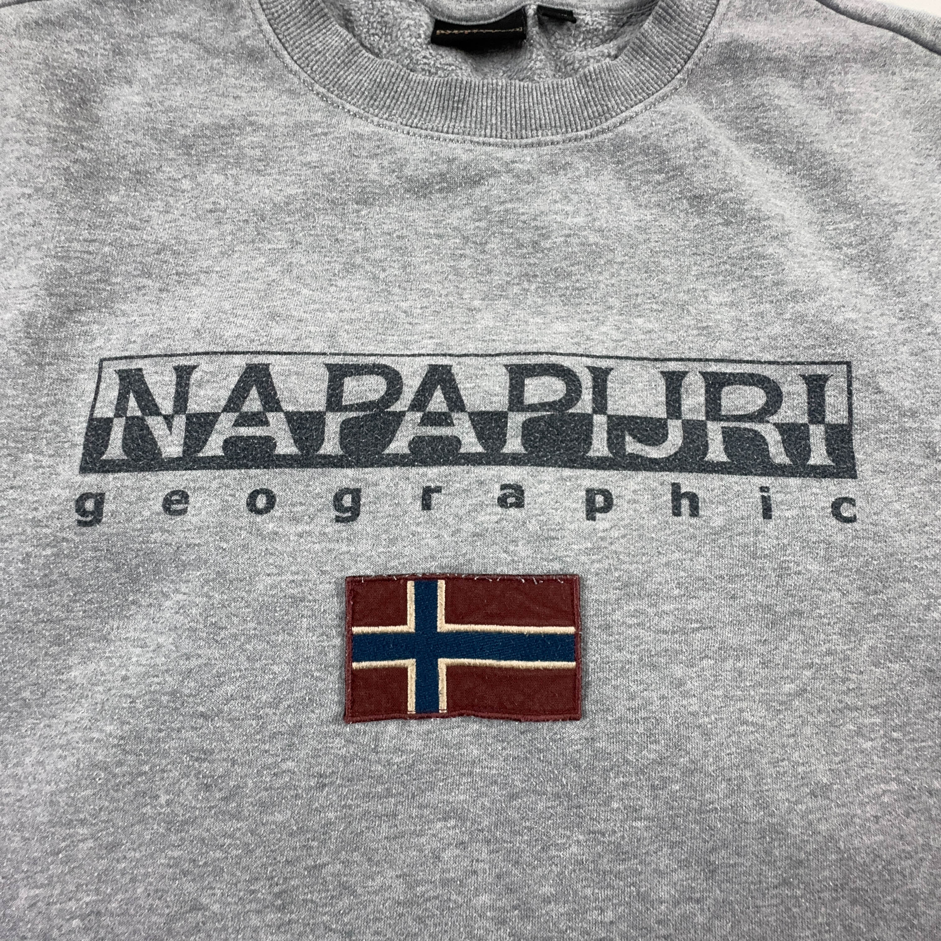 Felpa Napapijri grigia in cotone a girocollo con stampa e patch - Taglia M uomo