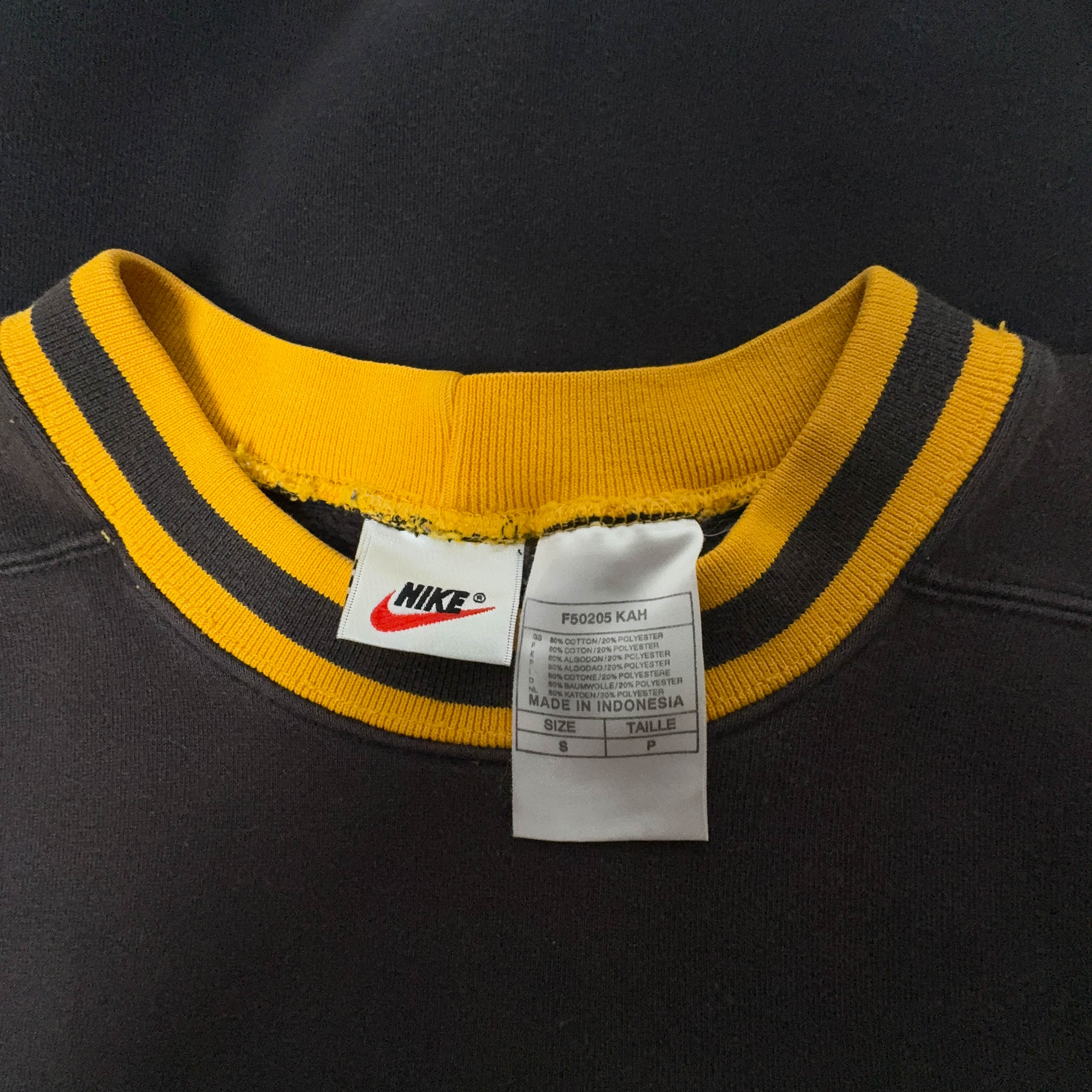 Felpa Nike Vintage nera e gialla a girocollo con ricamo - Taglia S/M uomo