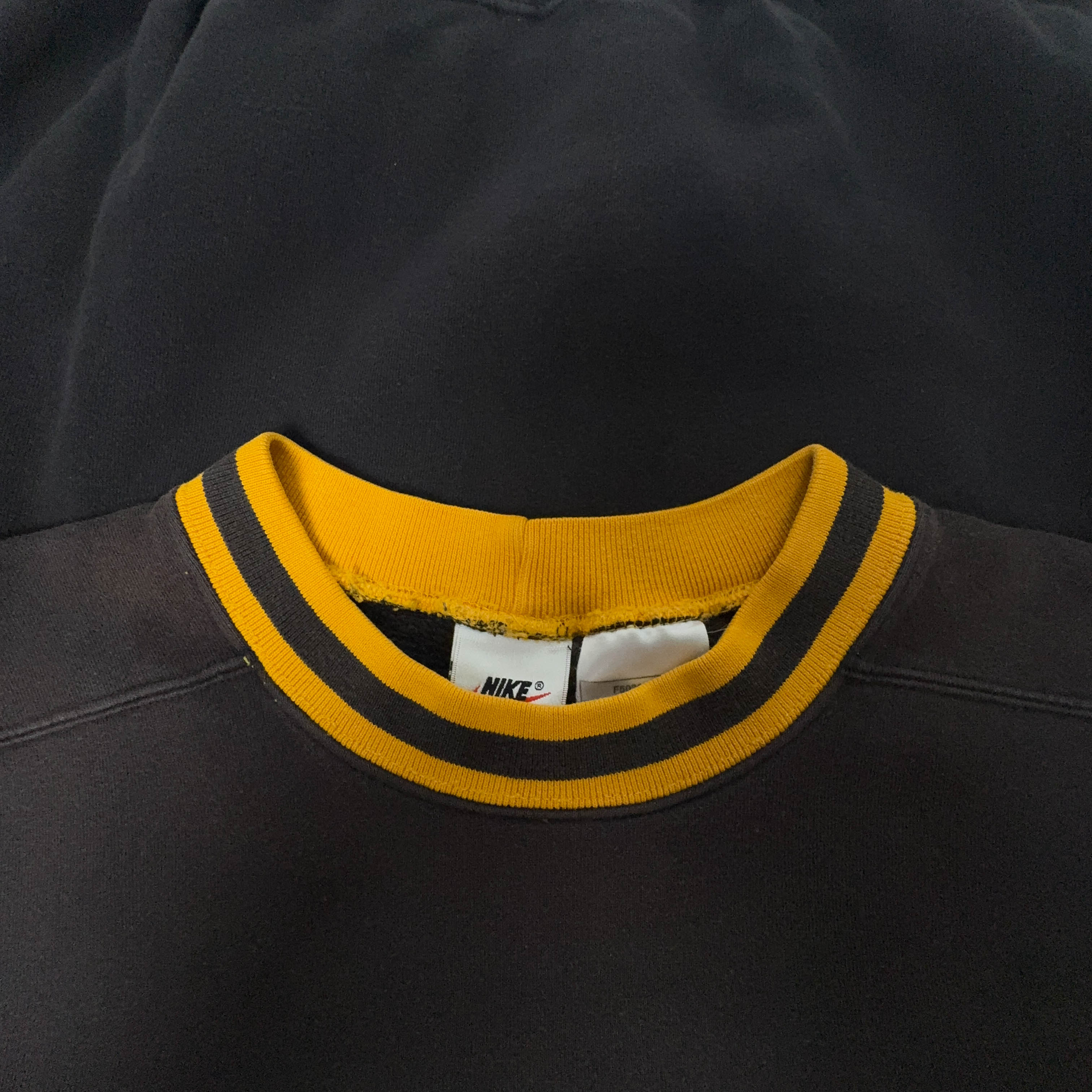 Felpa Nike Vintage nera e gialla a girocollo con ricamo - Taglia S/M uomo