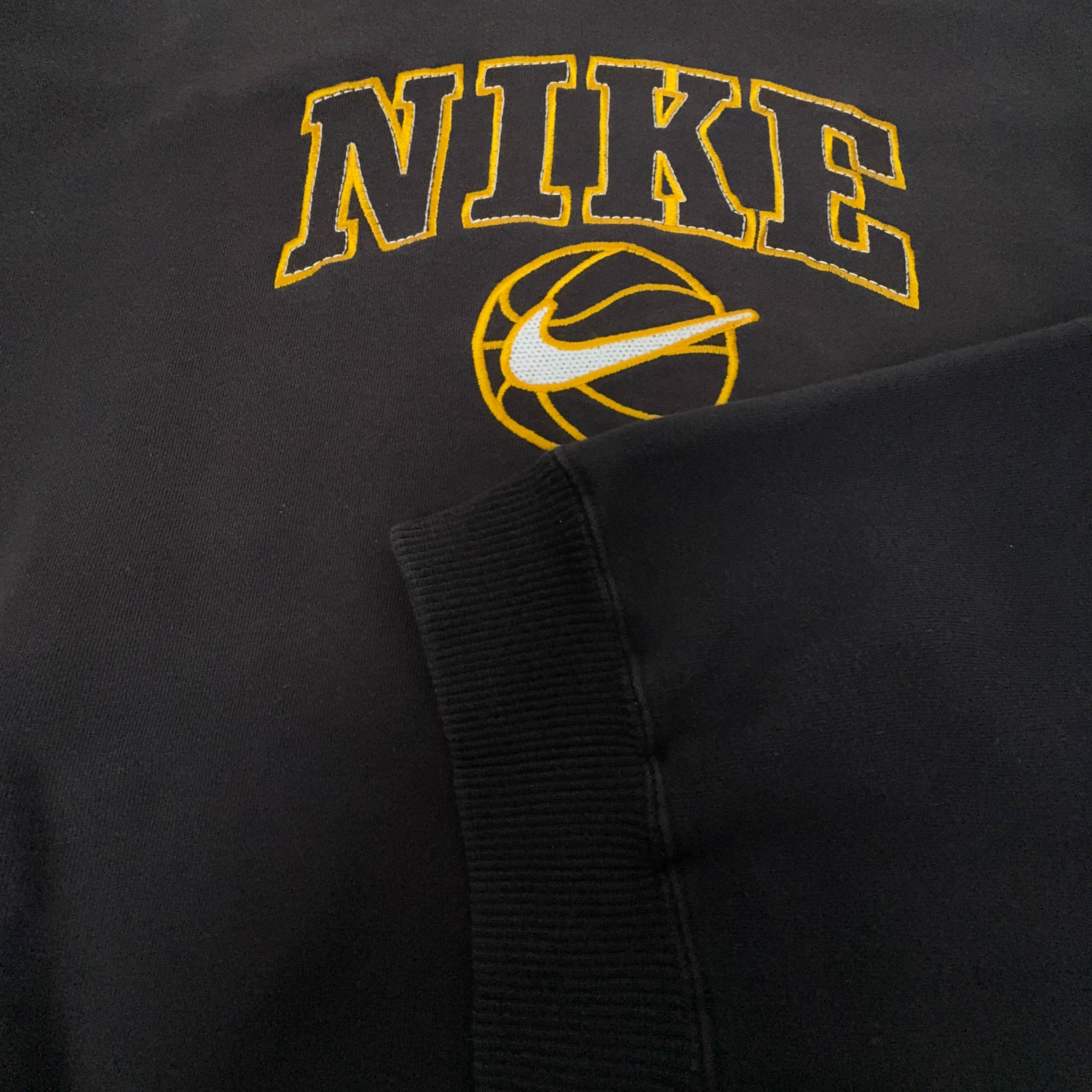 Felpa Nike Vintage nera e gialla a girocollo con ricamo - Taglia S/M uomo