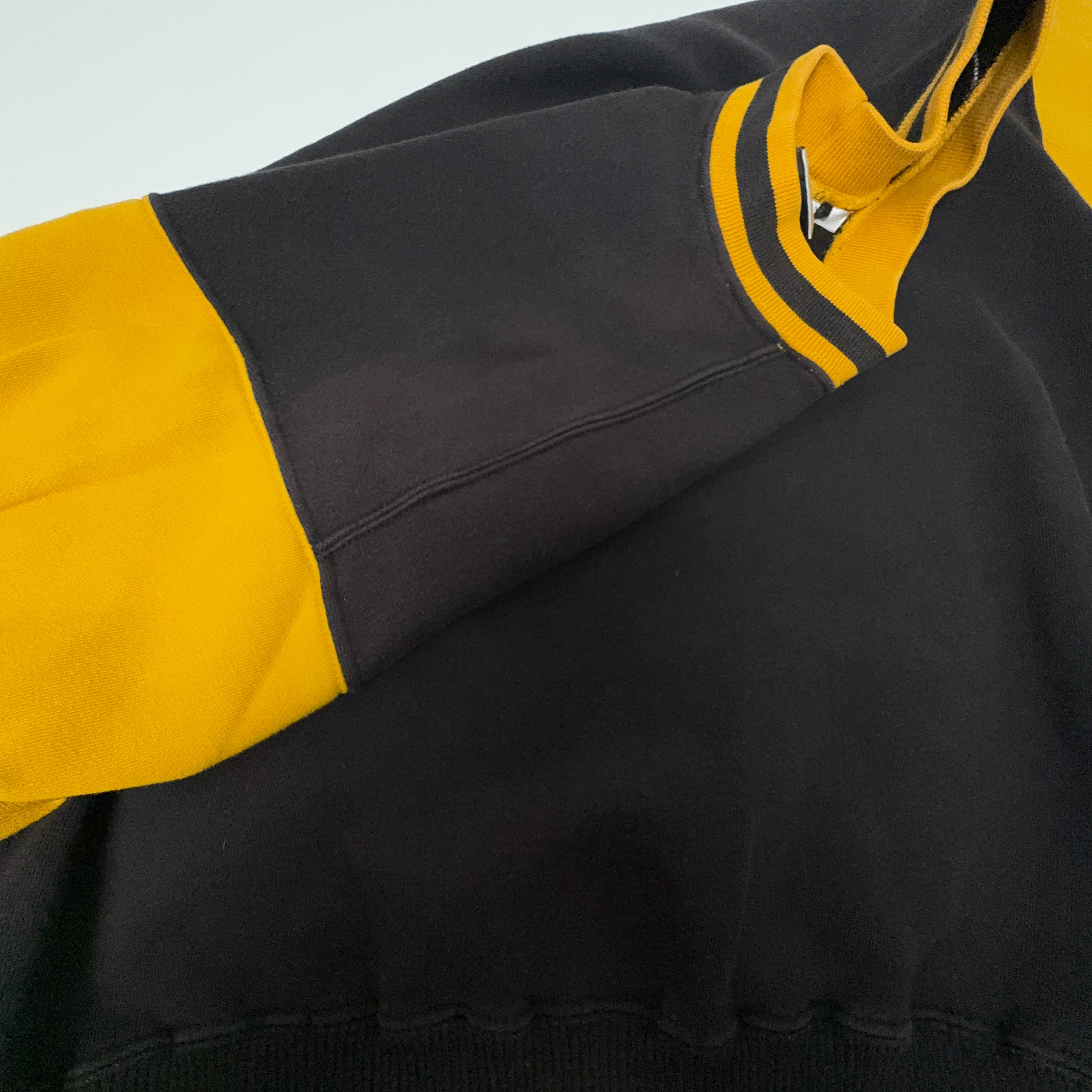 Felpa Nike Vintage nera e gialla a girocollo con ricamo - Taglia S/M uomo