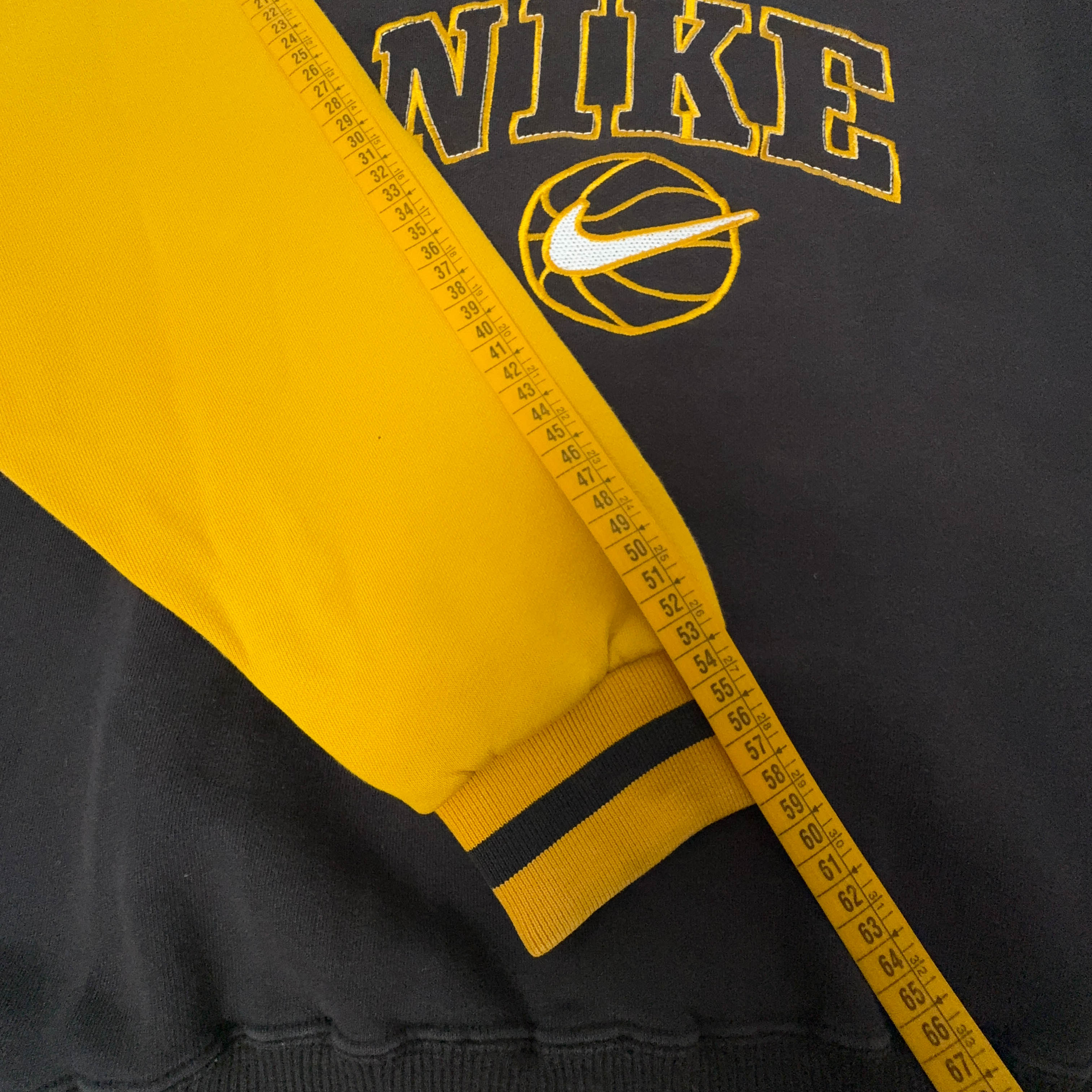 Felpa Nike Vintage nera e gialla a girocollo con ricamo - Taglia S/M uomo
