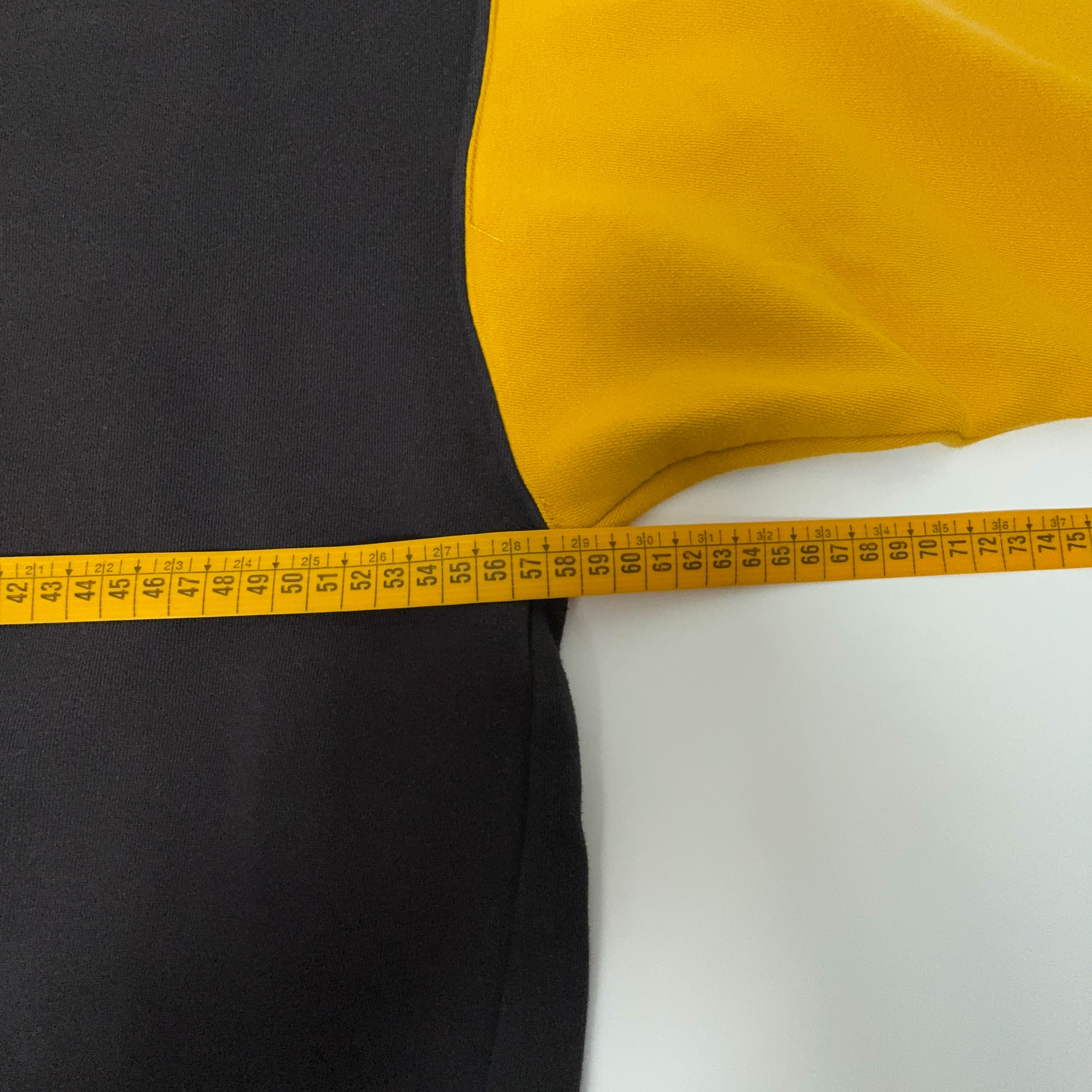 Felpa Nike Vintage nera e gialla a girocollo con ricamo - Taglia S/M uomo