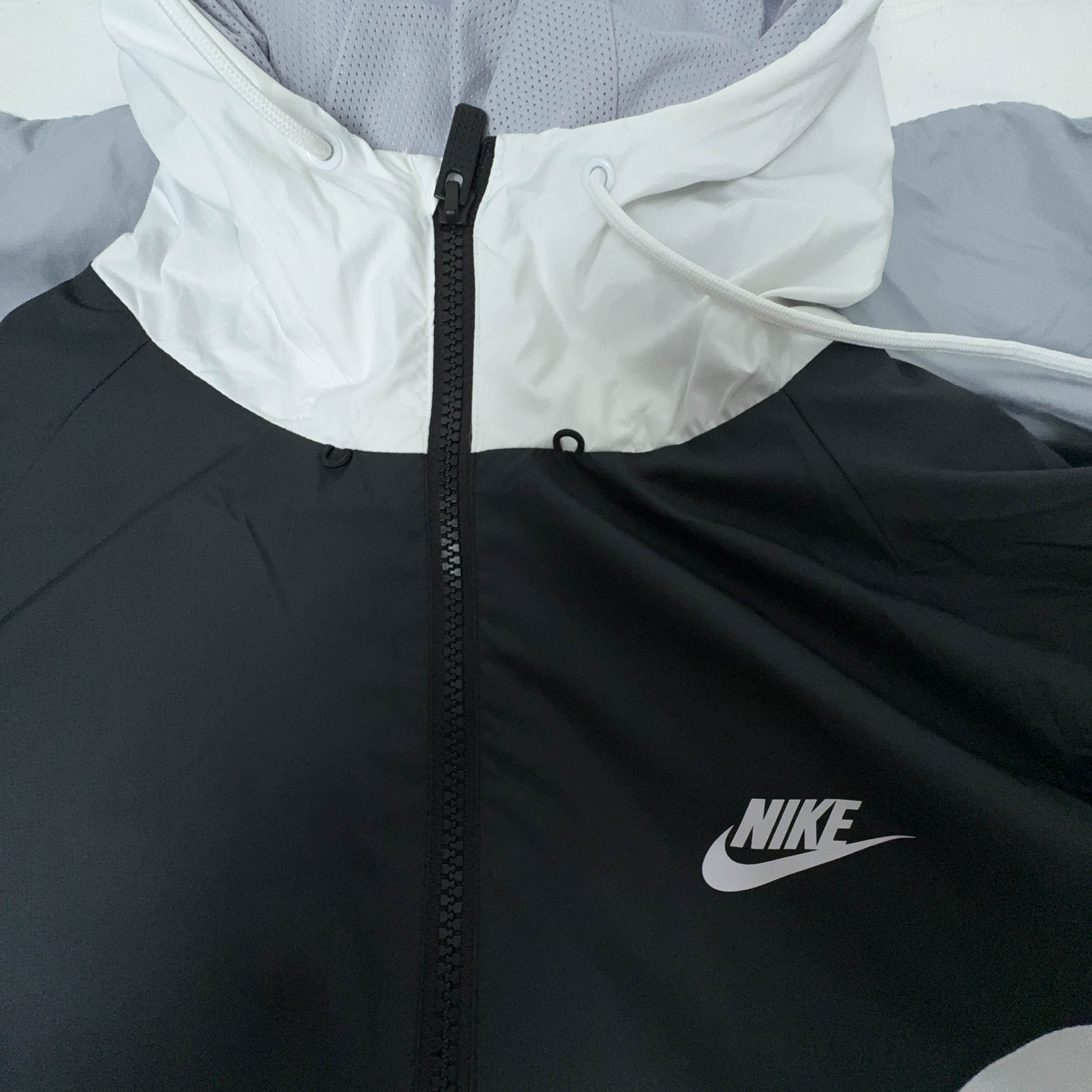 Giacca a vento Nike bianca nera e grigia con zip e cappuccio - Taglia L uomo