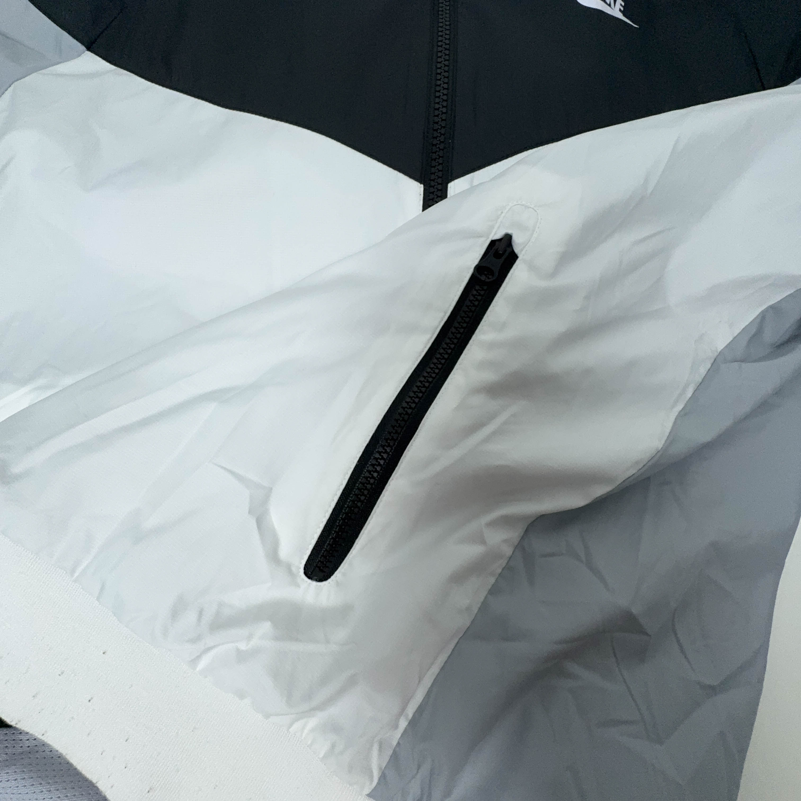 Giacca a vento Nike bianca nera e grigia con zip e cappuccio - Taglia L uomo