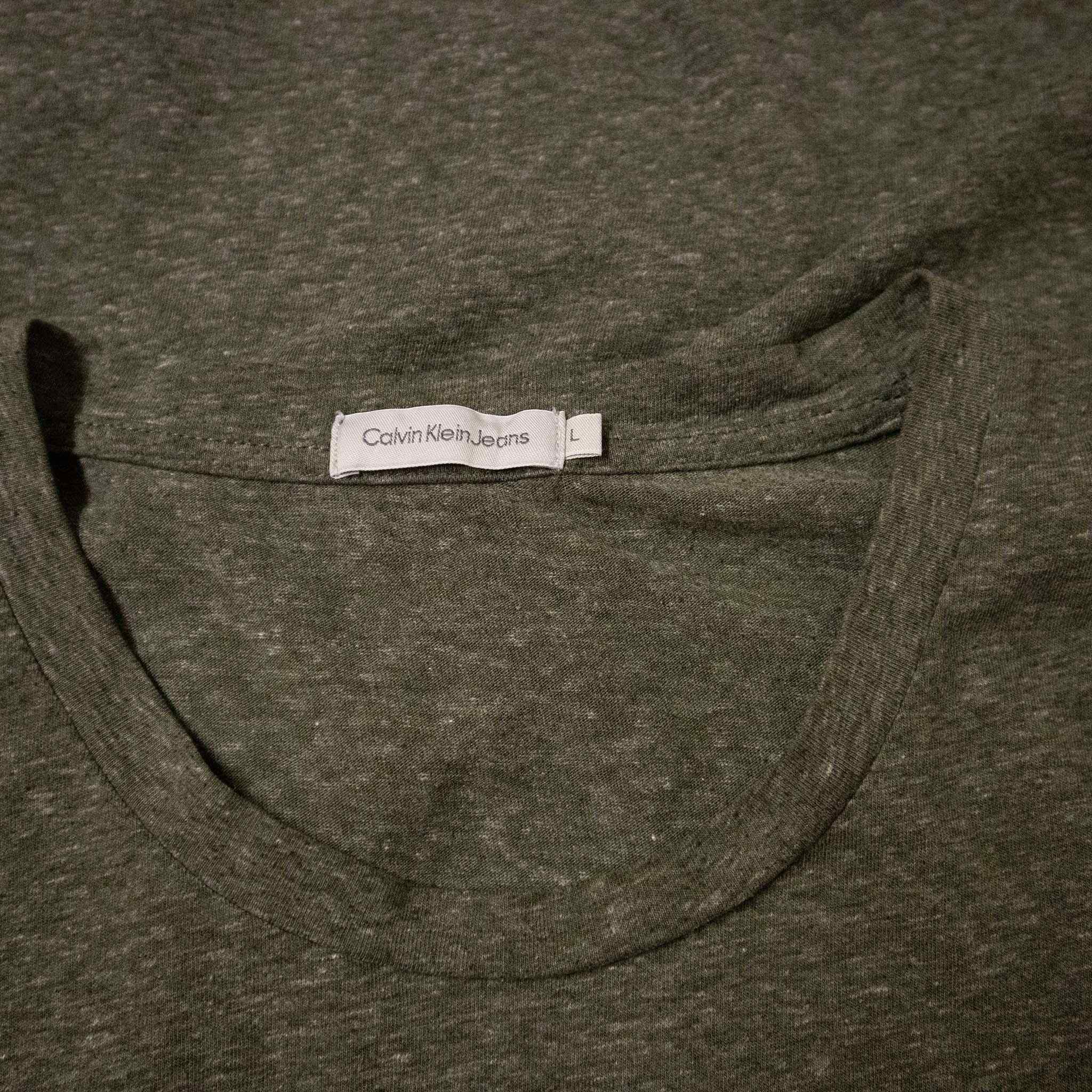 Calvin Klein T-Shirt - Size L