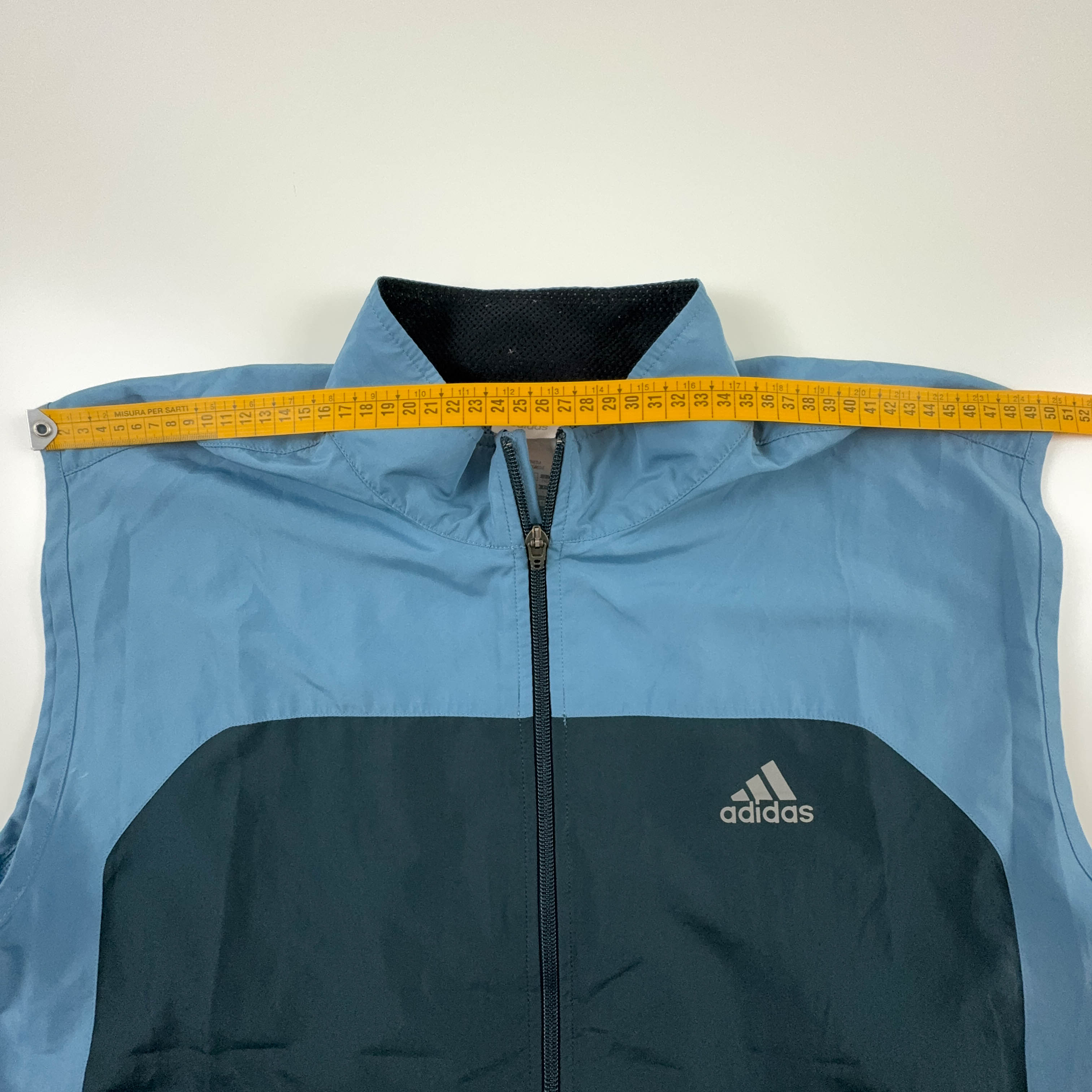 Giacca a vento smanicata Adidas Vintage blu e blu scuro con zip anni 2000 - Taglia L uomo