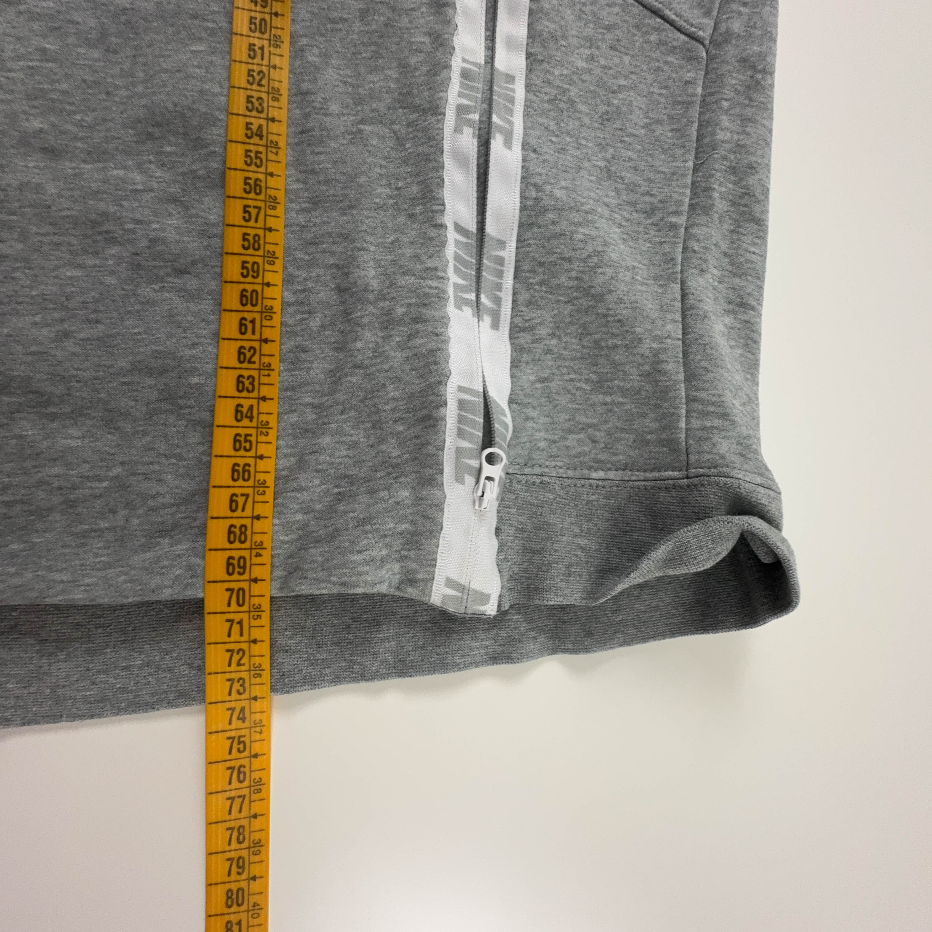 Felpa Nike grigia a girocollo con tasca laterale 80% cotone - Taglia L/XL uomo