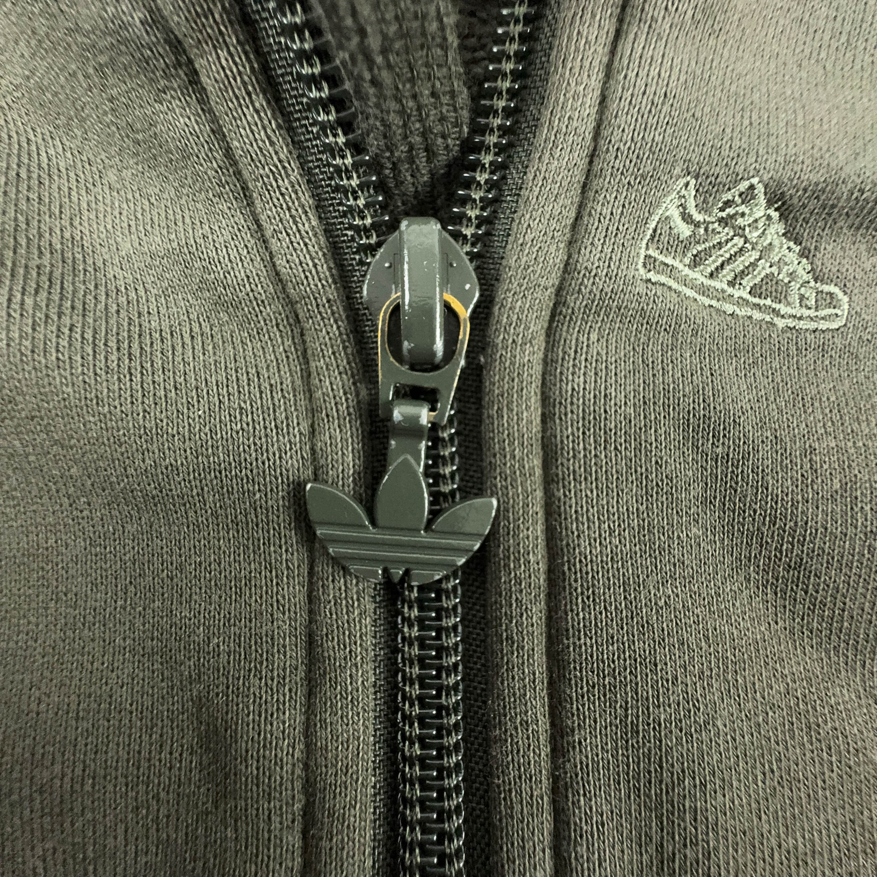 Felpa Adidas Vintage verde cachi con zip e cappuccio e ricami anni 2000 - Taglia 50 uomo