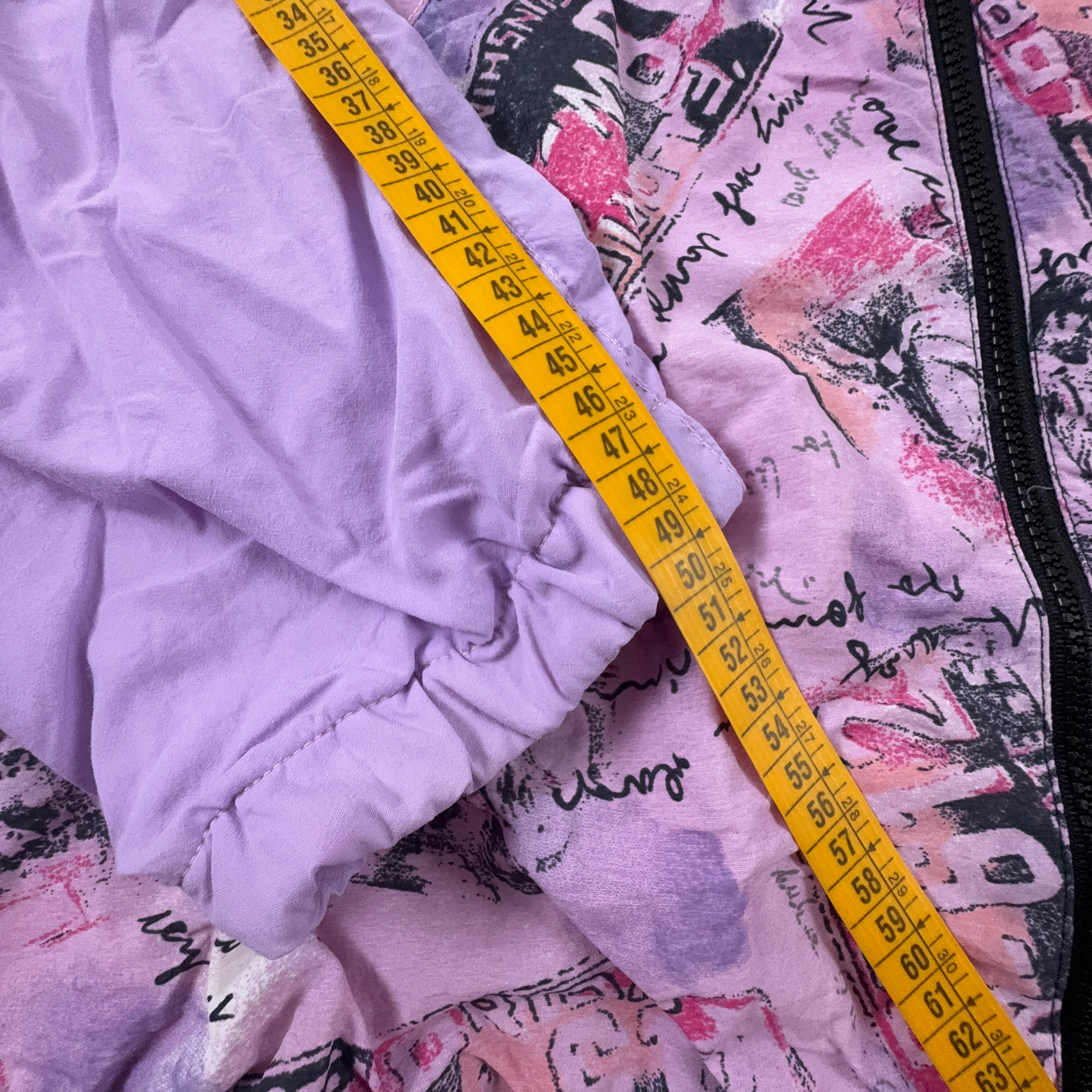 Giacca a vento Vintage viola con fantasia all over e zip anni 90 - Taglia 44 uomo