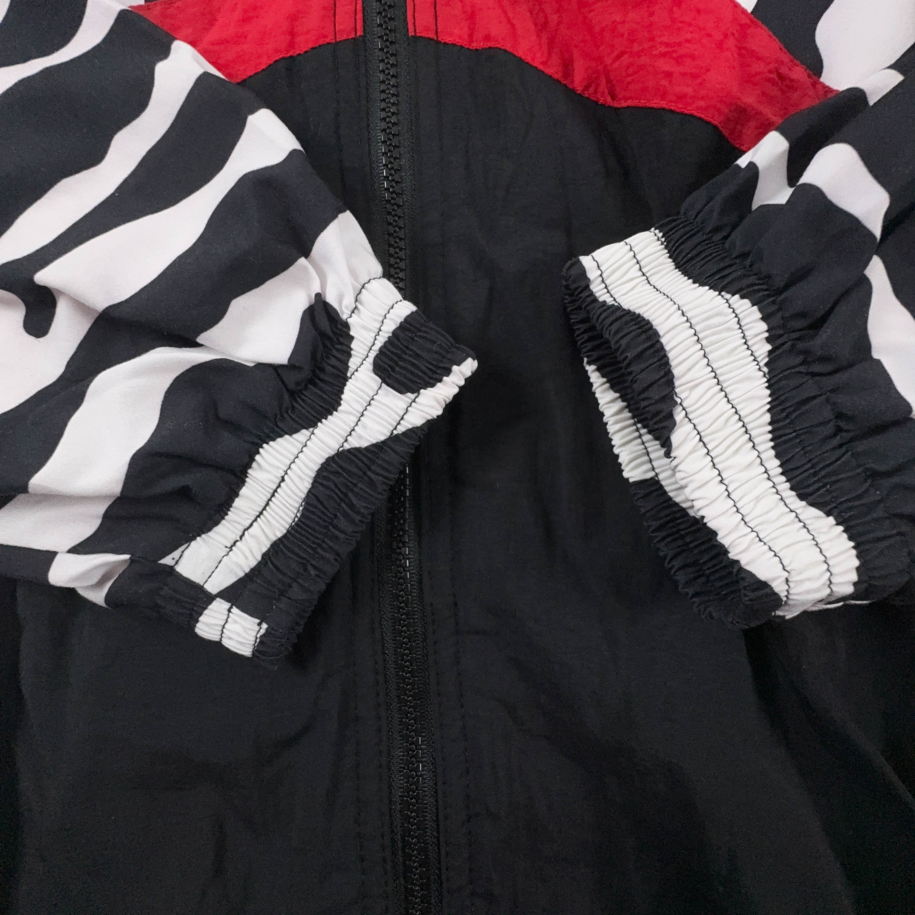 Giacca a vento Erima Vintage nera e bianca con fantasia a strisce e zip anni 90 - Taglia 7 uomo