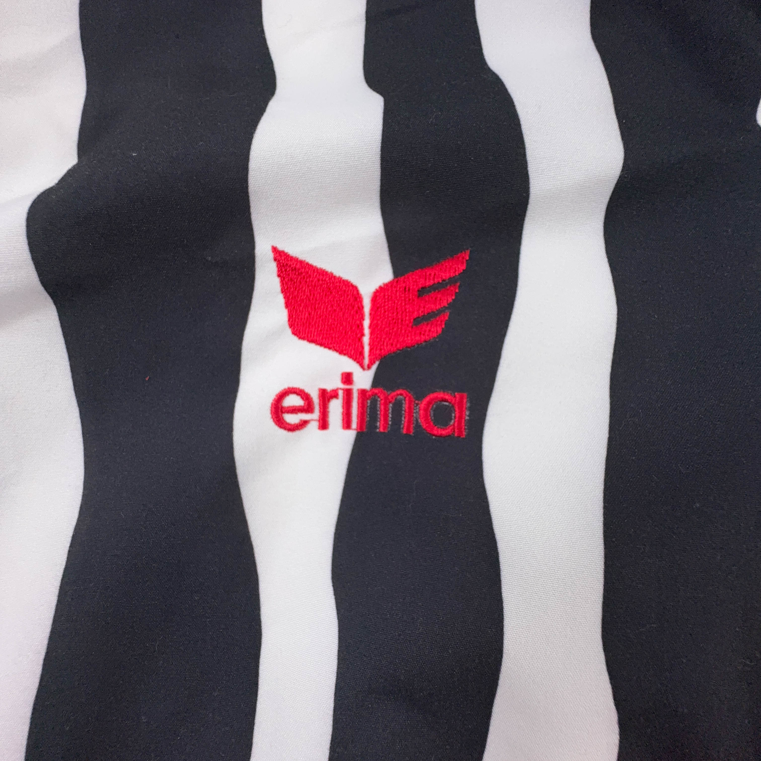 Giacca a vento Erima Vintage nera e bianca con fantasia a strisce e zip anni 90 - Taglia 7 uomo