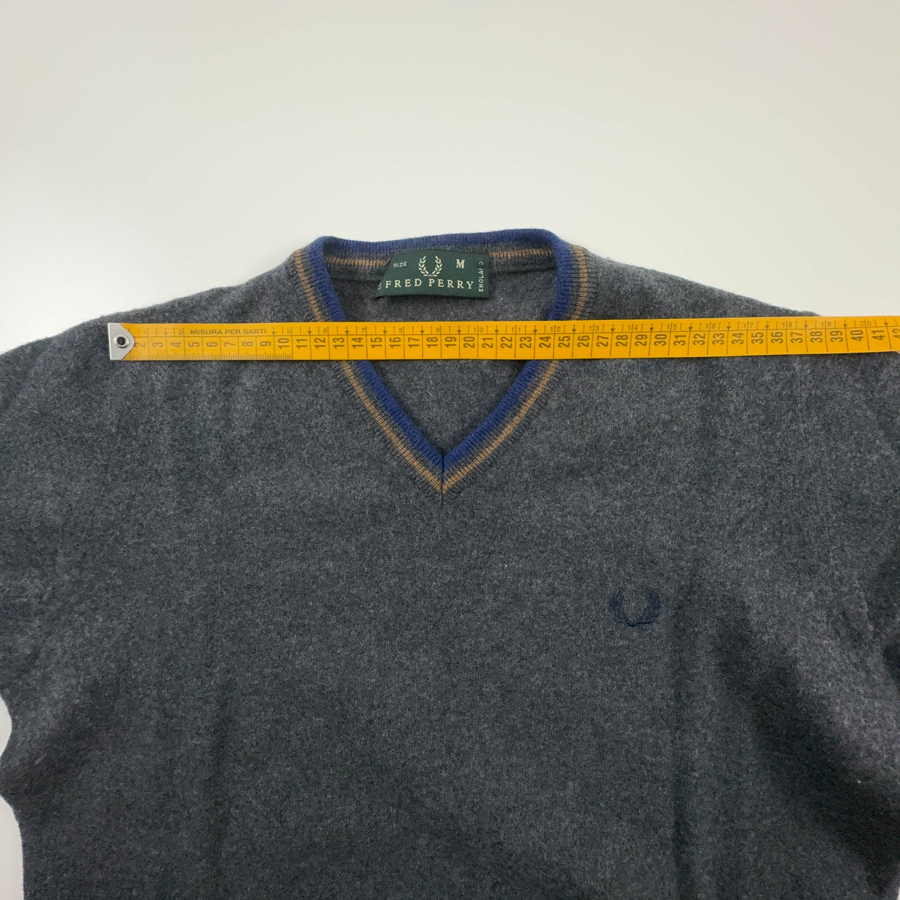 Maglione leggero Fred Perry grigio scuro con scollo a V in lana - Taglia XS uomo
