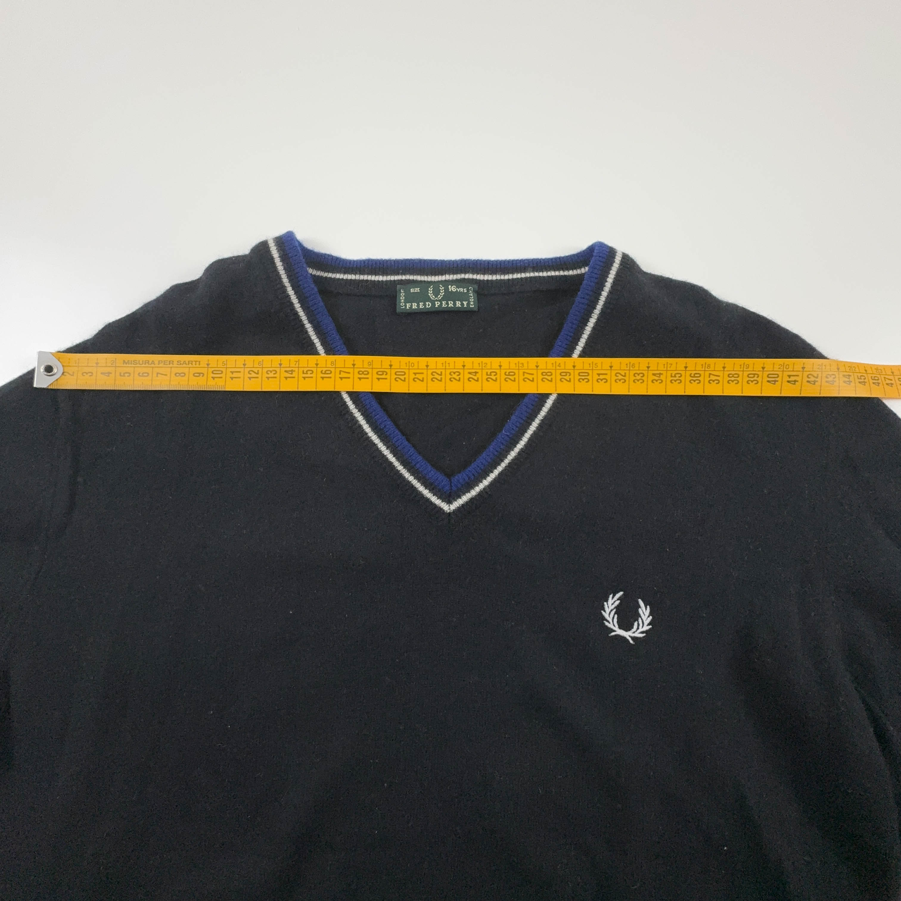 Maglione leggero Fred Perry nero con scollo a V 100% lana - Taglia XS/S uomo