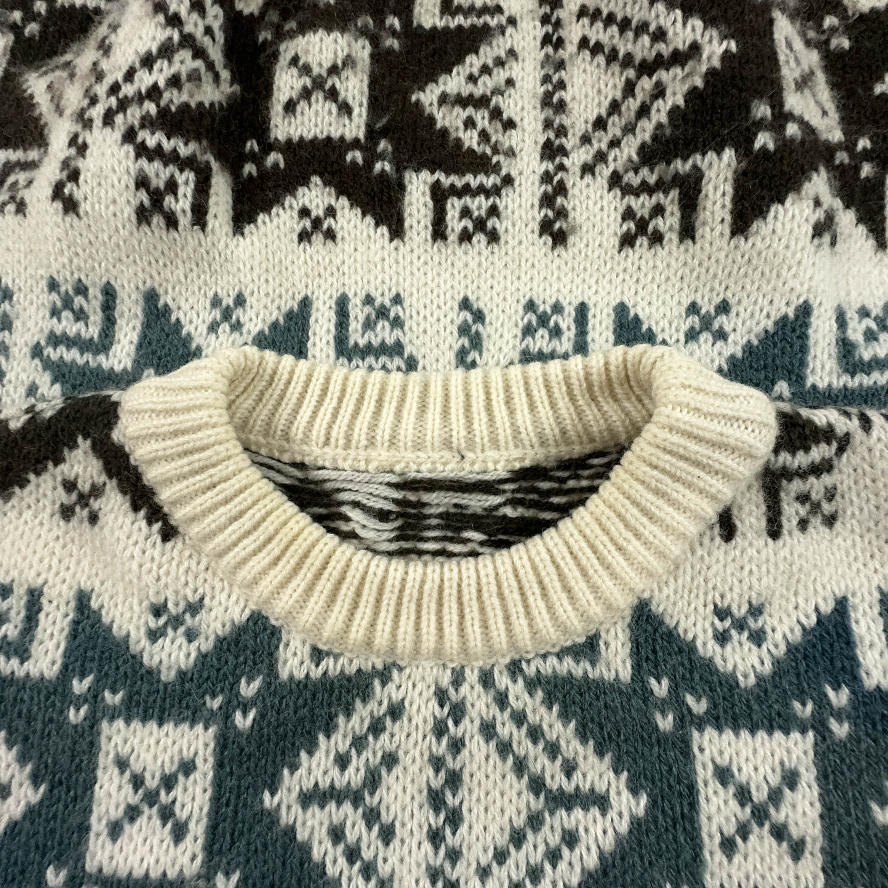 Maglione Vintage 60% lana a girocollo bianco panna e blu a fantasia  - Taglia L uomo