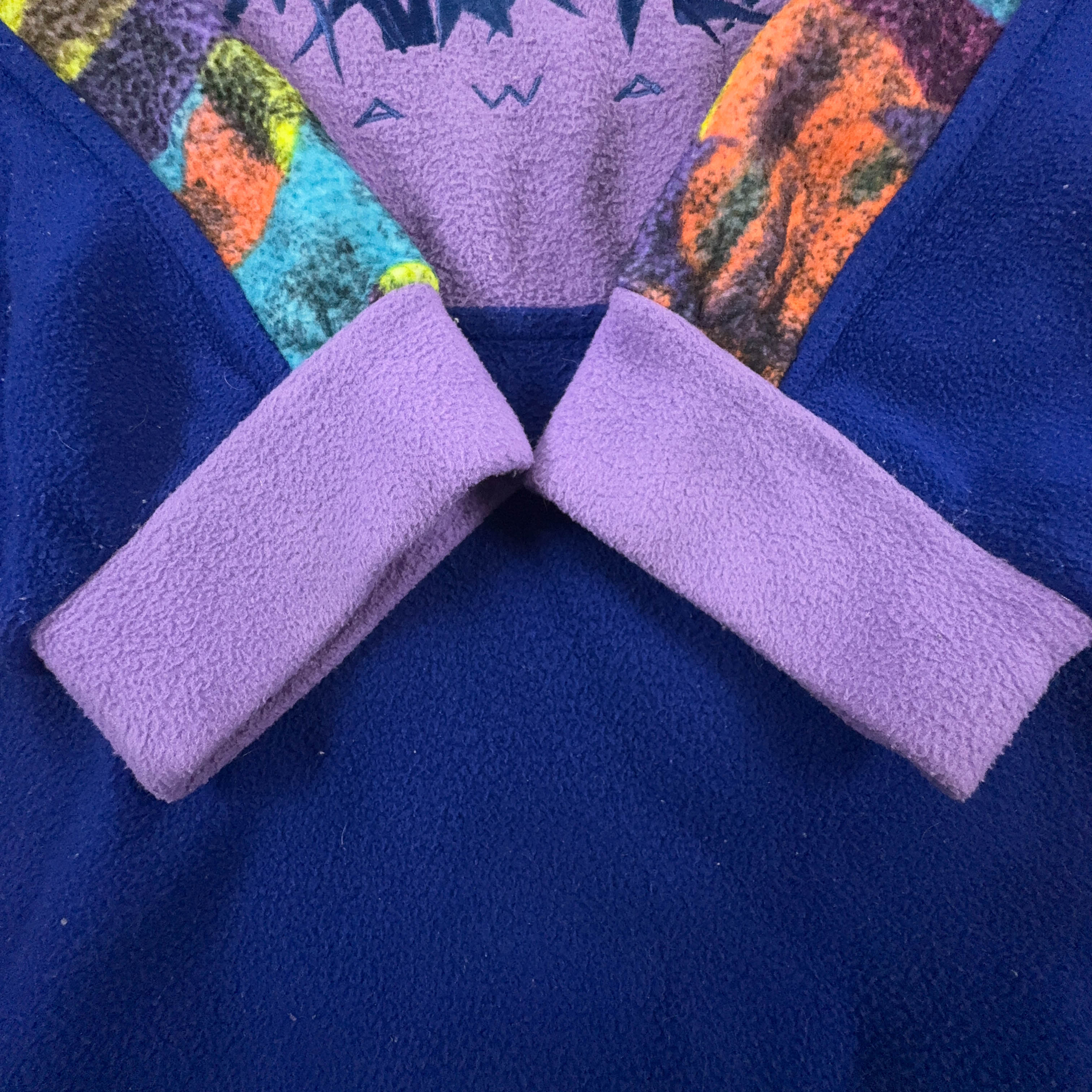 Pile Mauna Kea Vintage viola e blu astratto con ricamo anni 80 90 - Taglia M uomo