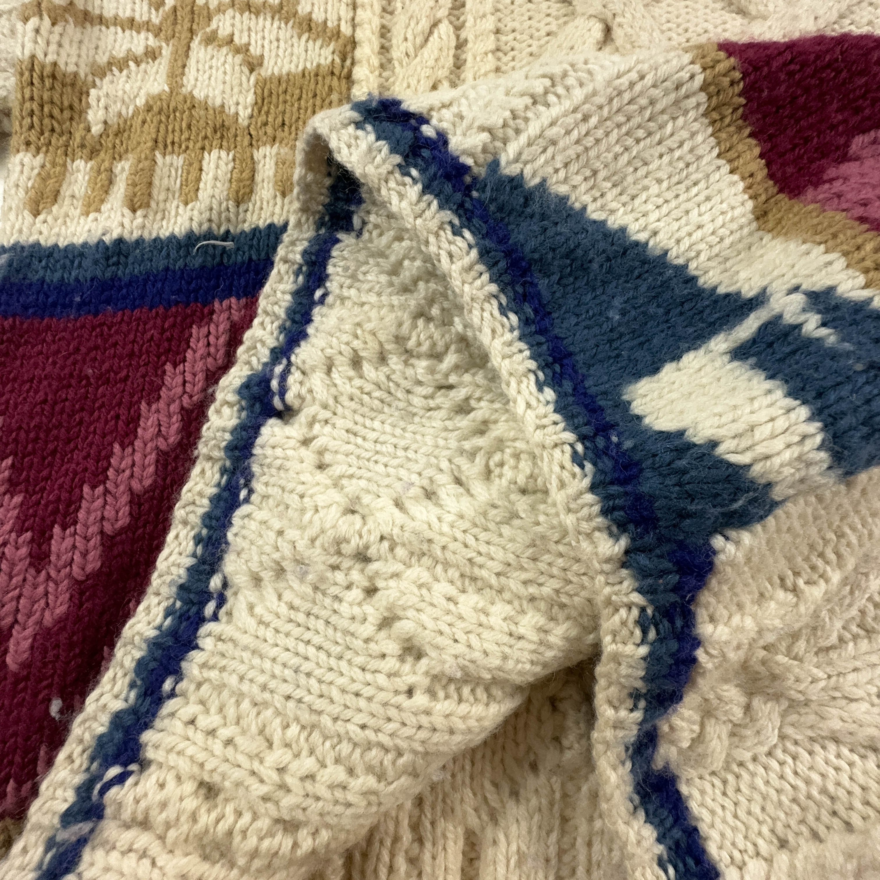 Maglione Vintage Handmade beige blu e rosso con scollo a V - Taglia L uomo