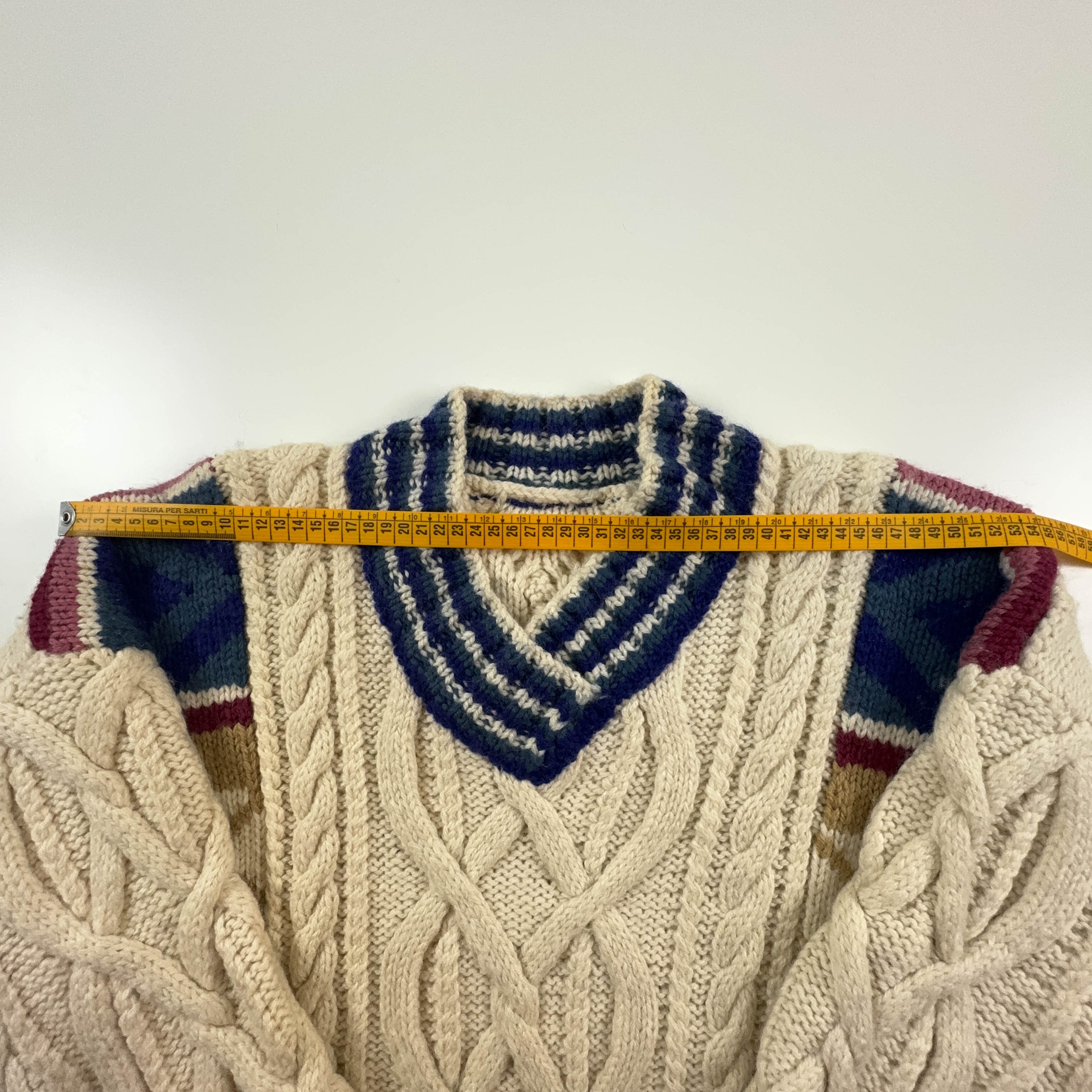 Maglione Vintage Handmade beige blu e rosso con scollo a V - Taglia L uomo