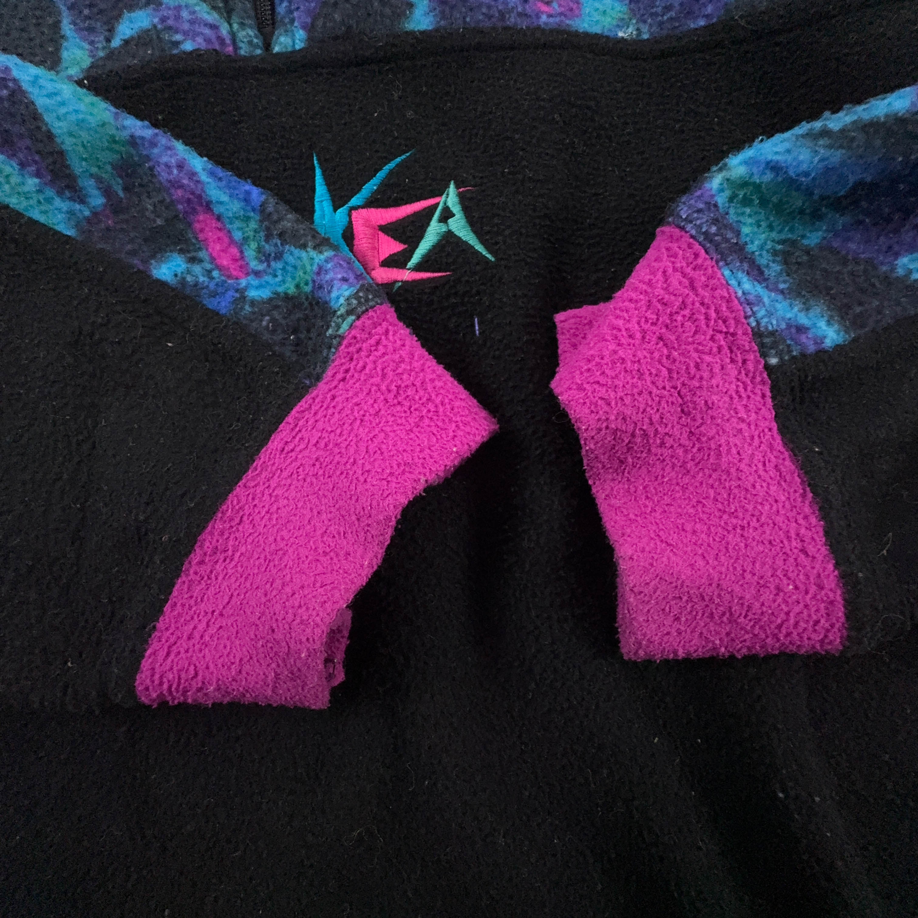 Pile Mauna Kea Vintage nero e blu astratto con ricamo anni 80 90 - Taglia M/L uomo