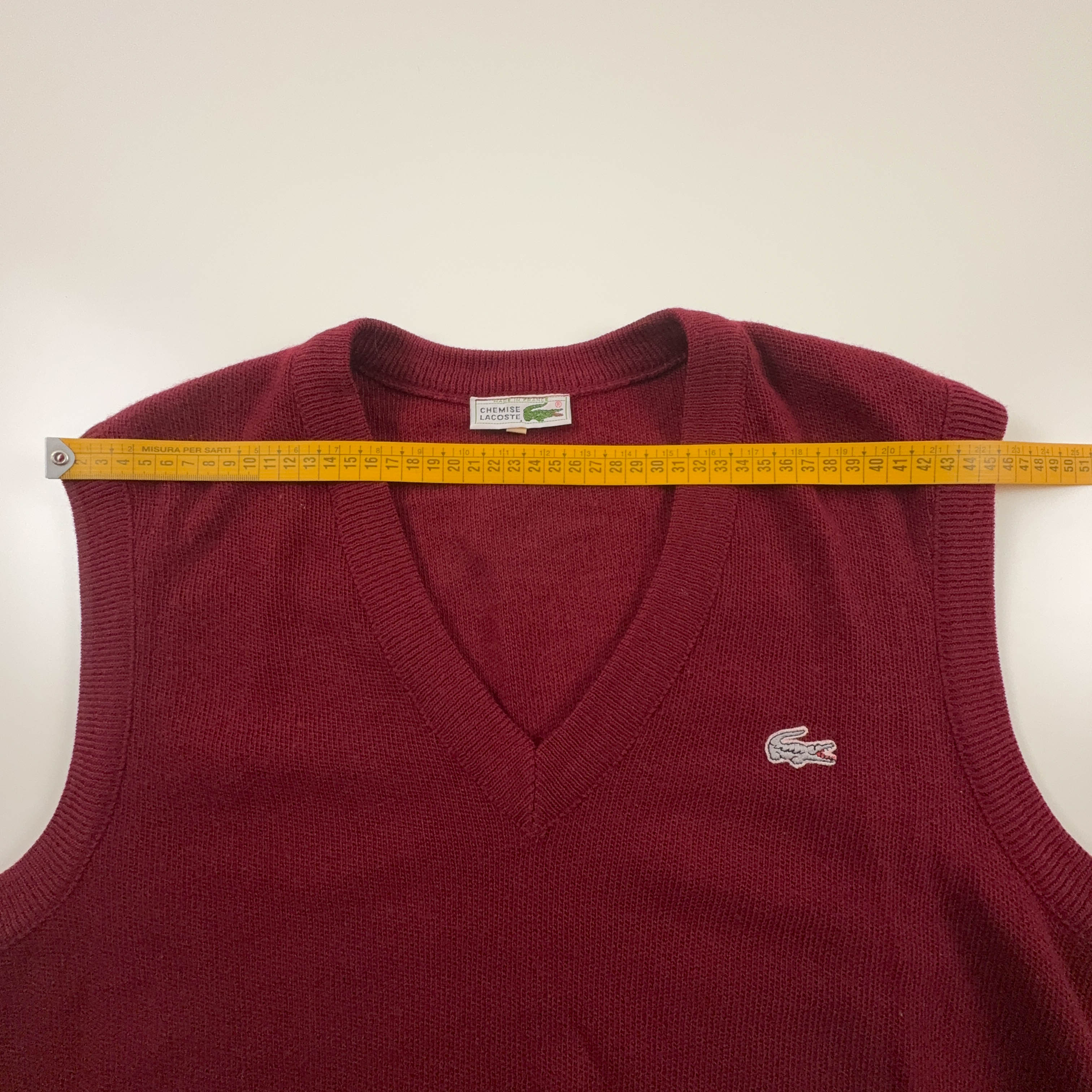 Gilet Lacoste rosso scollo a V logo ricamato 51% lana - Taglia 4 uomo